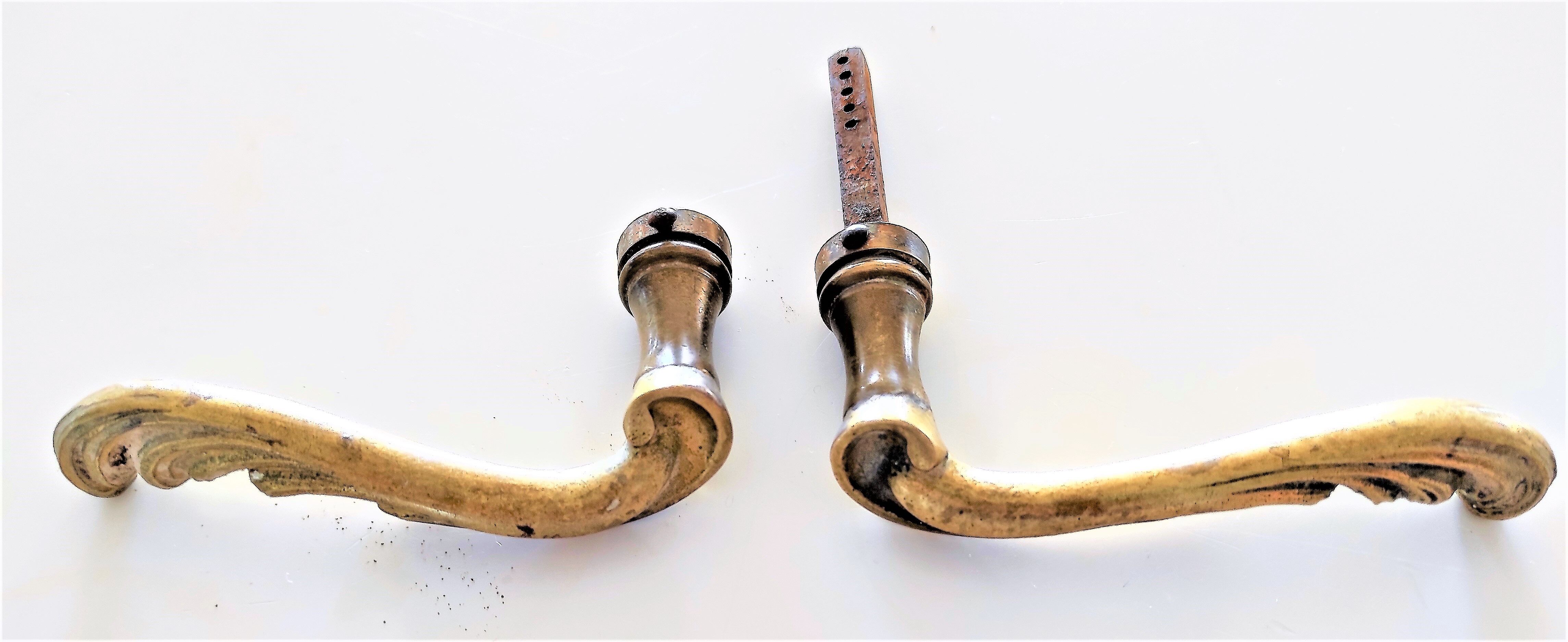 Door handle in square bronze