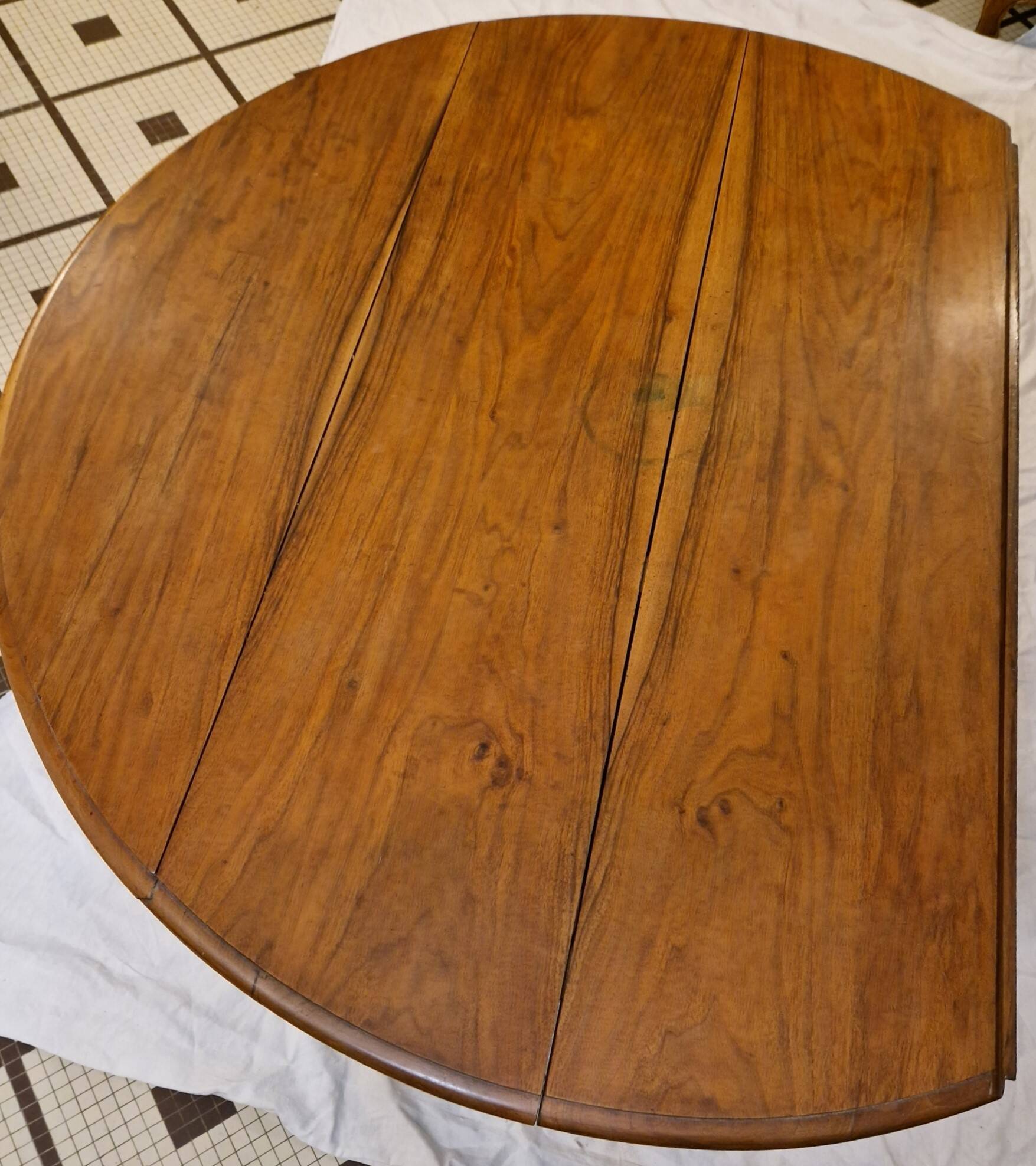 Table de salle à manger en noyer – Époque Restauration / Charles X – XIXe
