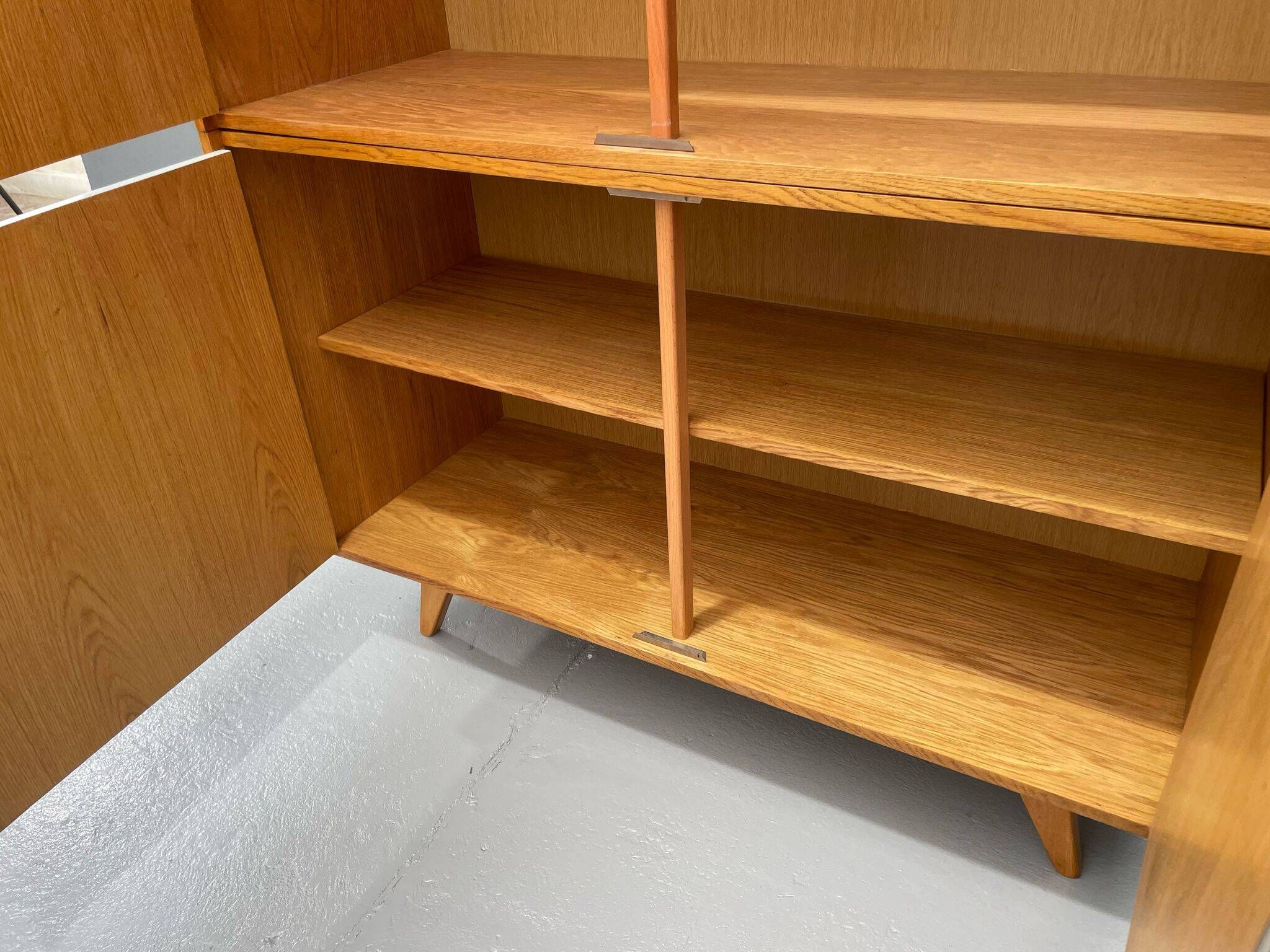 Armoire U-450 en placage de chêne, variante jaune et blanc, Jiří Jiroutek pour Inte