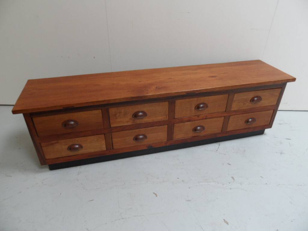 Buffet vintage avec tiroirs