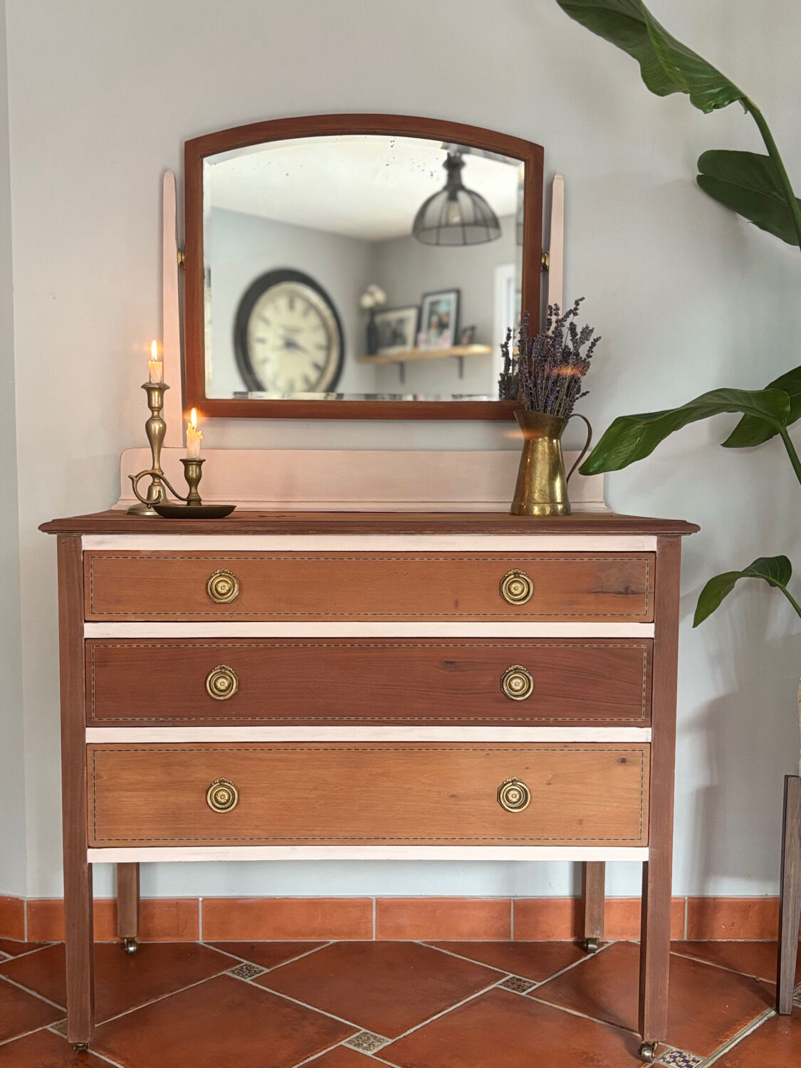 Commode ancienne française en merisier avec miroir – restaurée et peinte