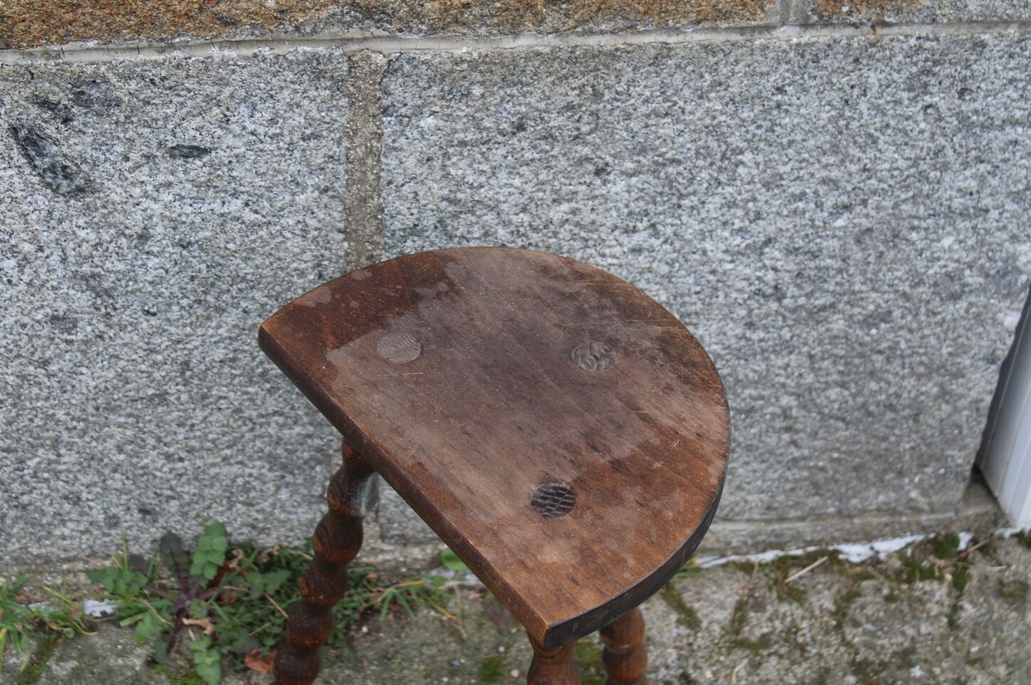 Tripod stool with bumped feet