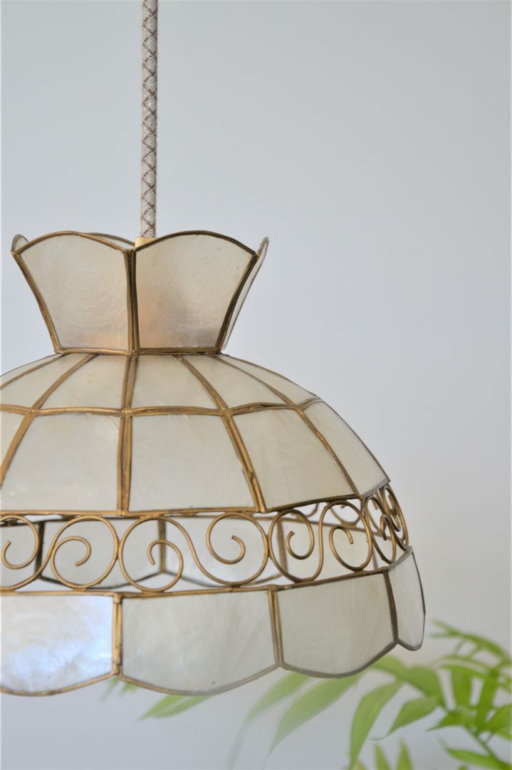 Mother-of-pearl and brass suspension