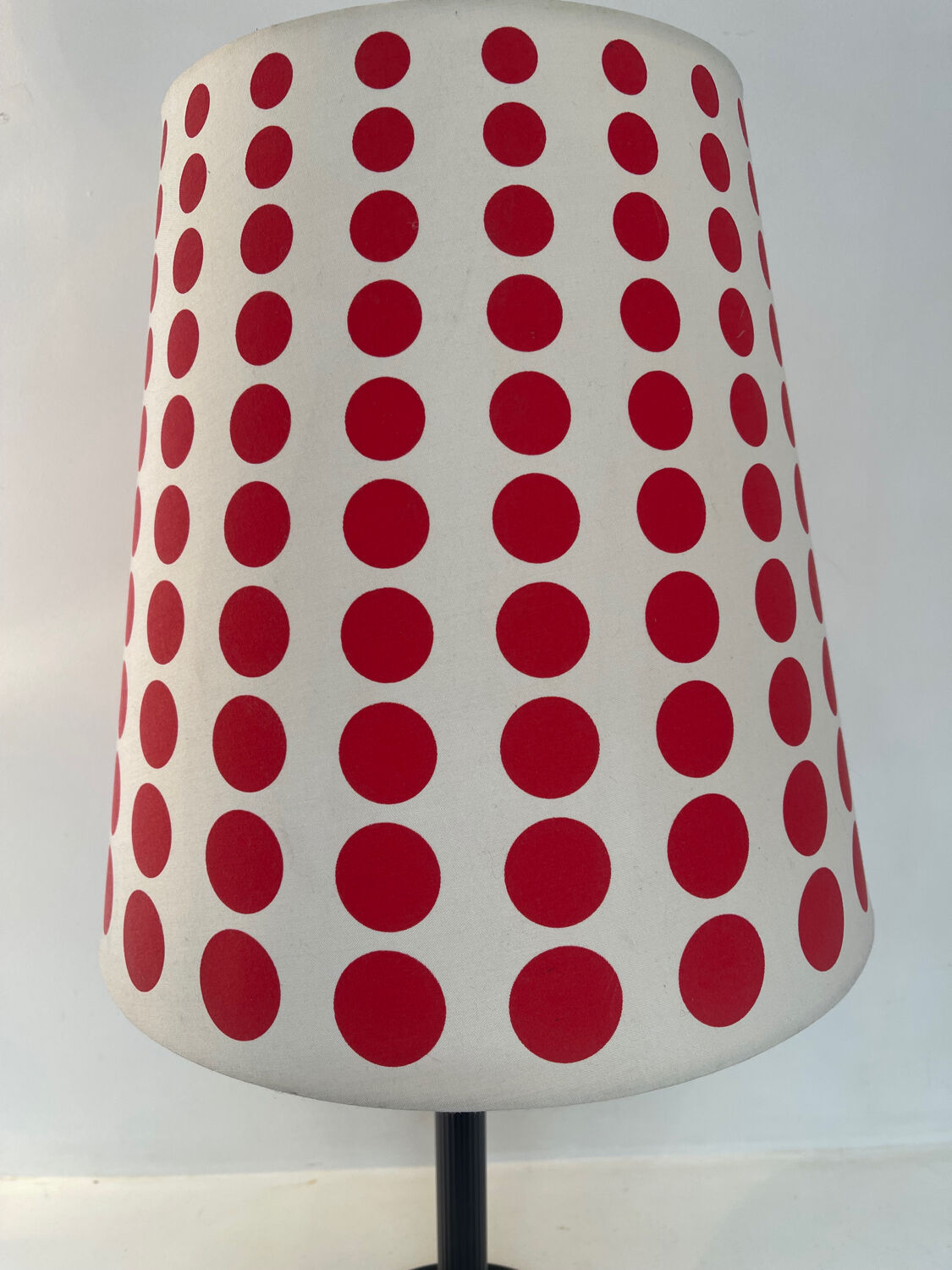 Vintage lamp with a swivelling lampshade in red polka dots – 1970s pop spirit