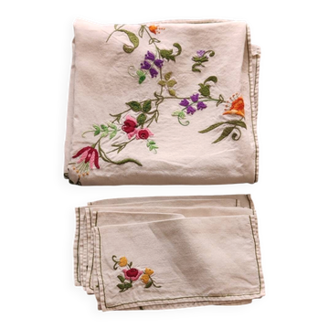 Embroidered tablecloth and its six napkins