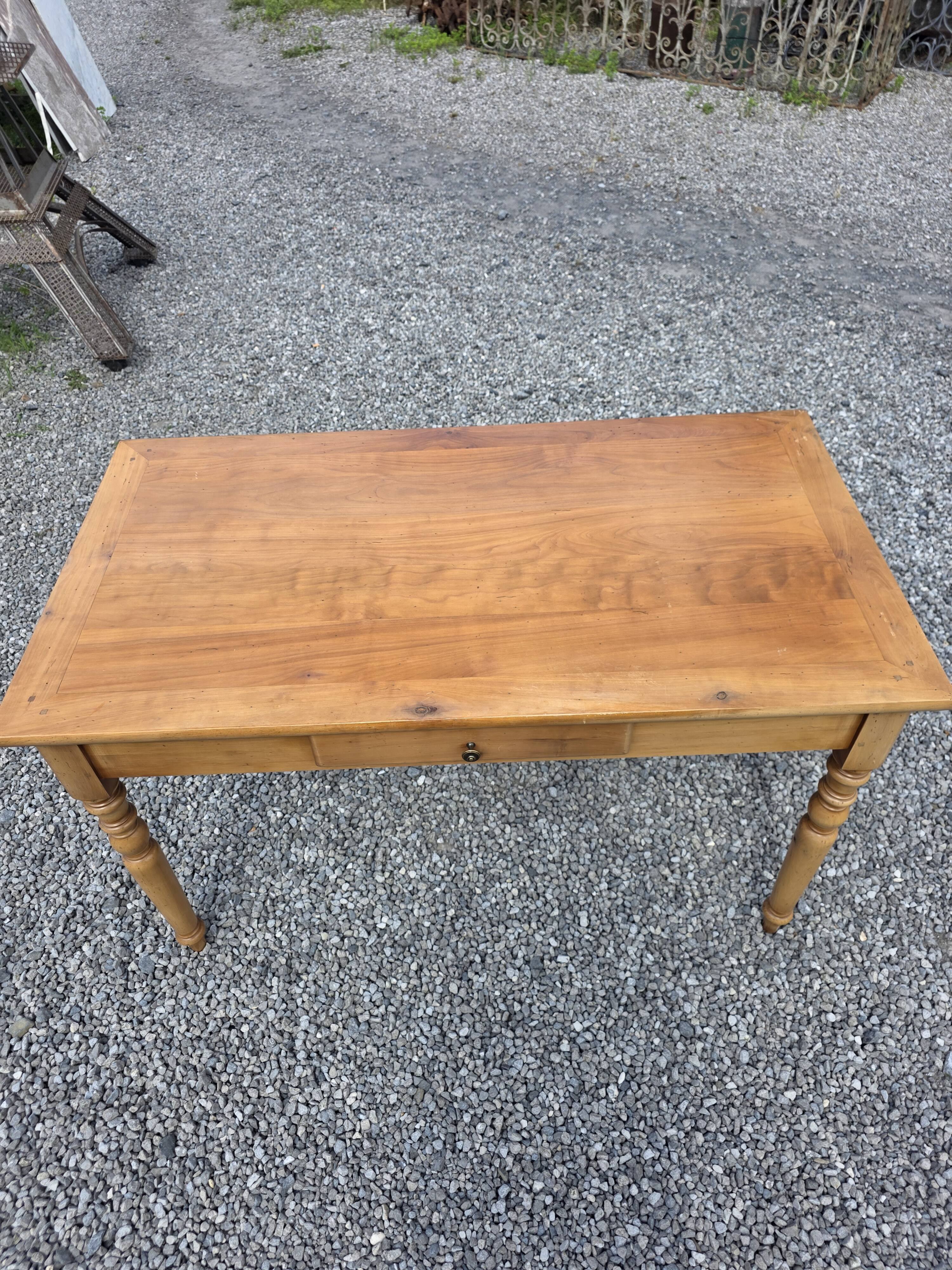 Bureau style Louis Philippe en merisier massif