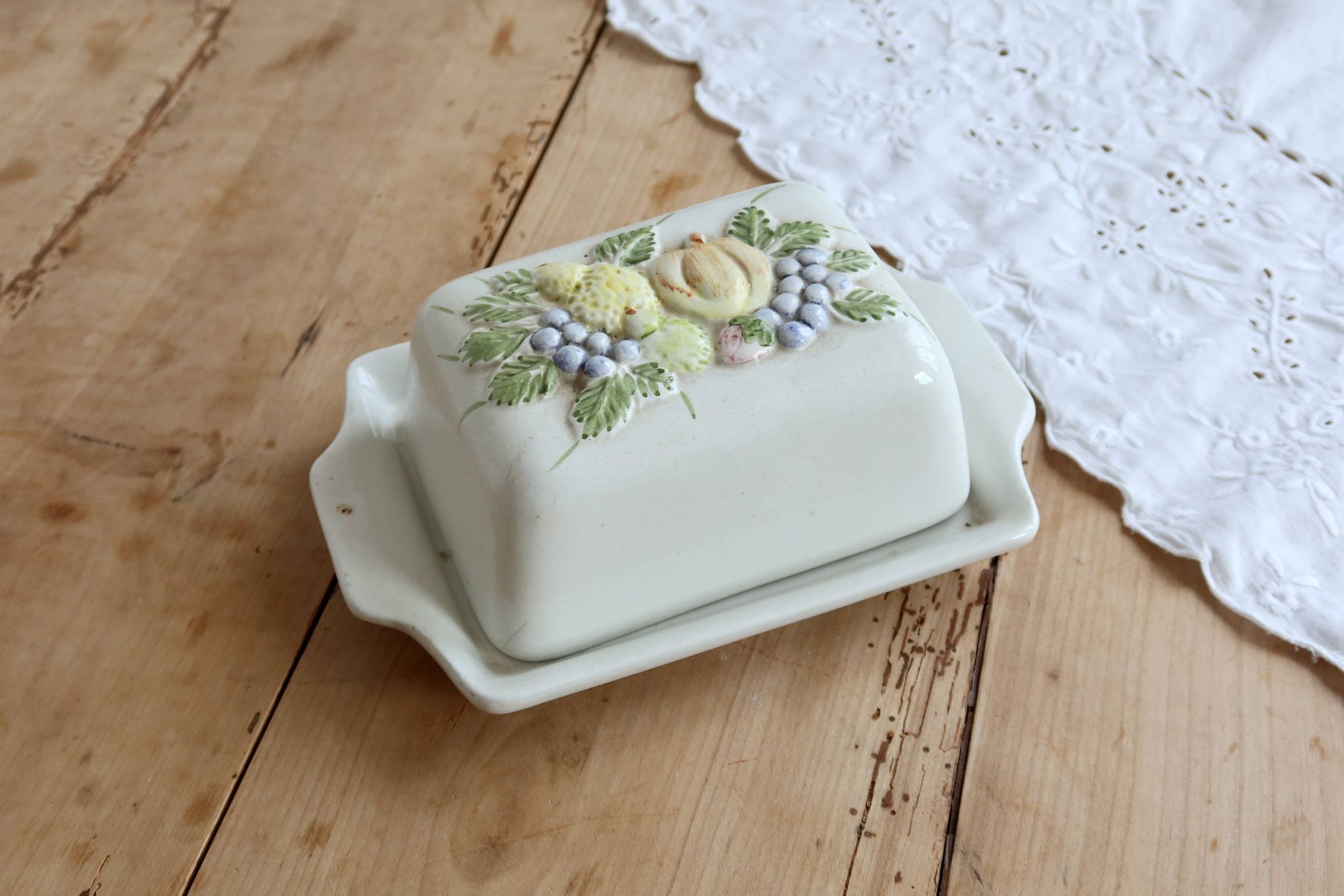 Large vintage faience butter dish and barbotine with fruit motif - Gerber Prestige