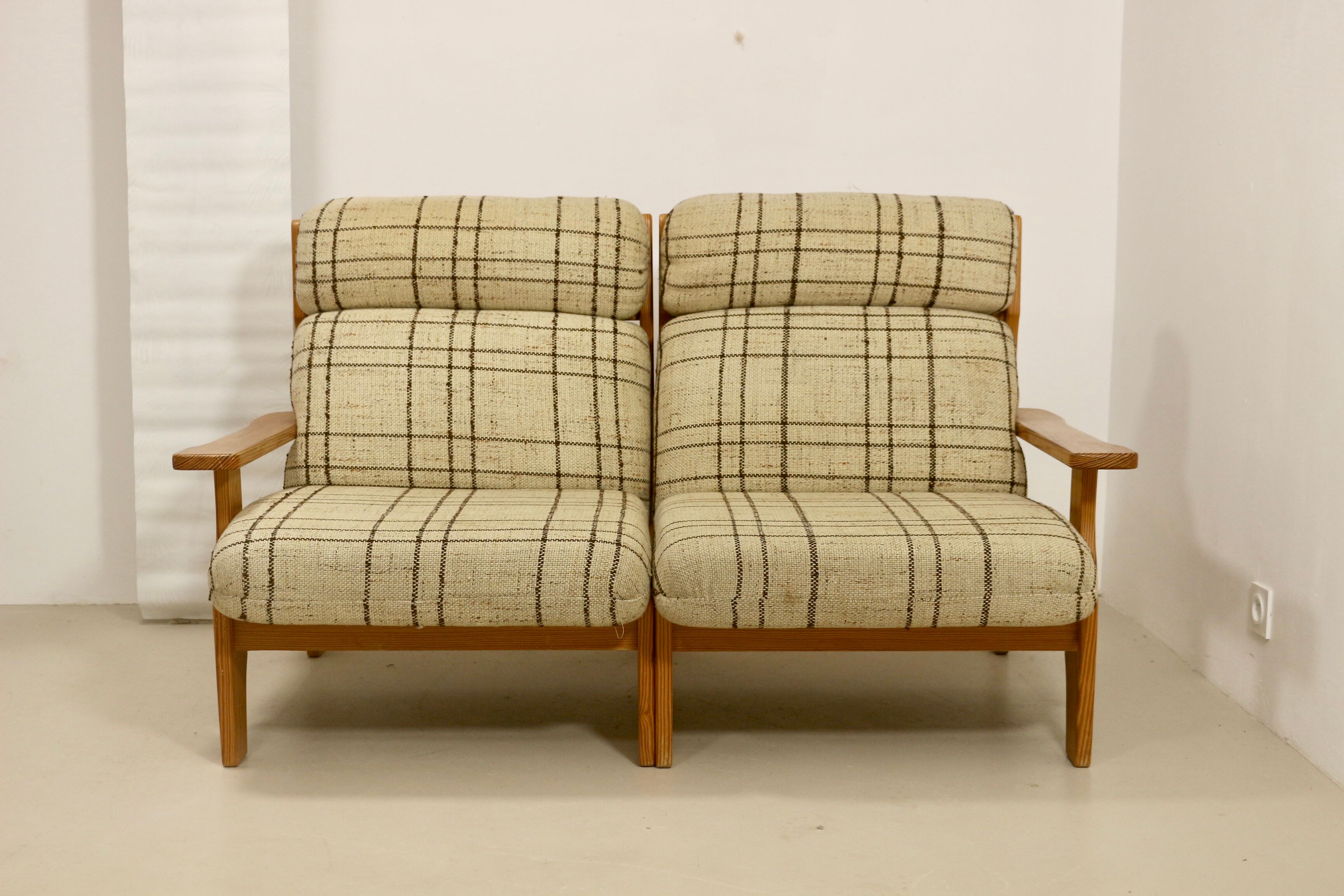 Sofa 2 places convertible into armchairs year 70-80 Solid pine.