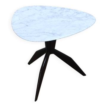Table basse tripode en marbre au design organique des années 1950