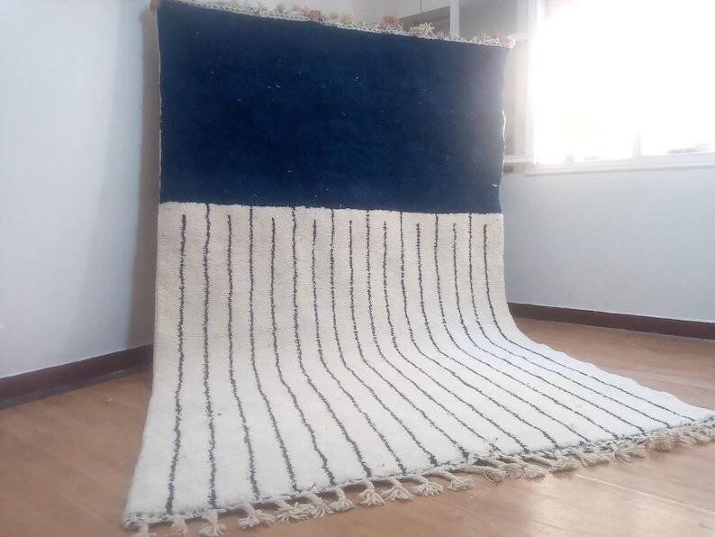 Tapis marocain en laine bleue tissée à la main