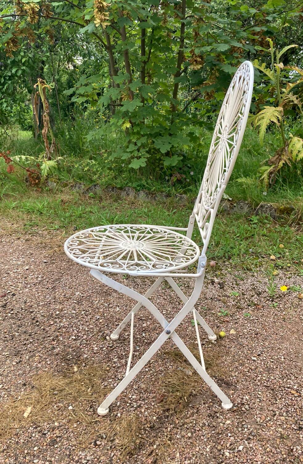 Foldable medallion garden chair from the 20th century in wrought iron with Heart motifs