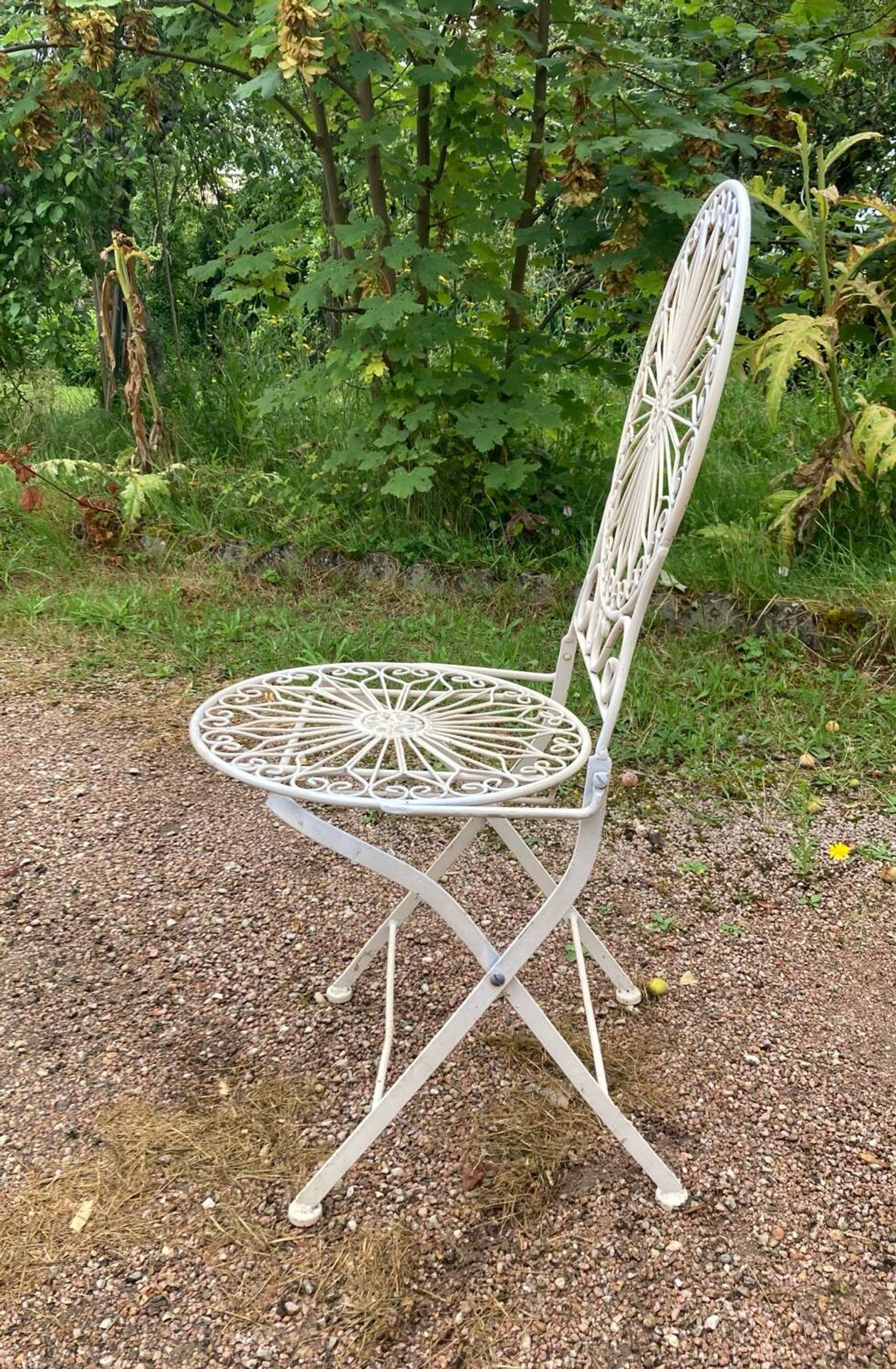 Foldable medallion garden chair from the 20th century in wrought iron with Heart motifs