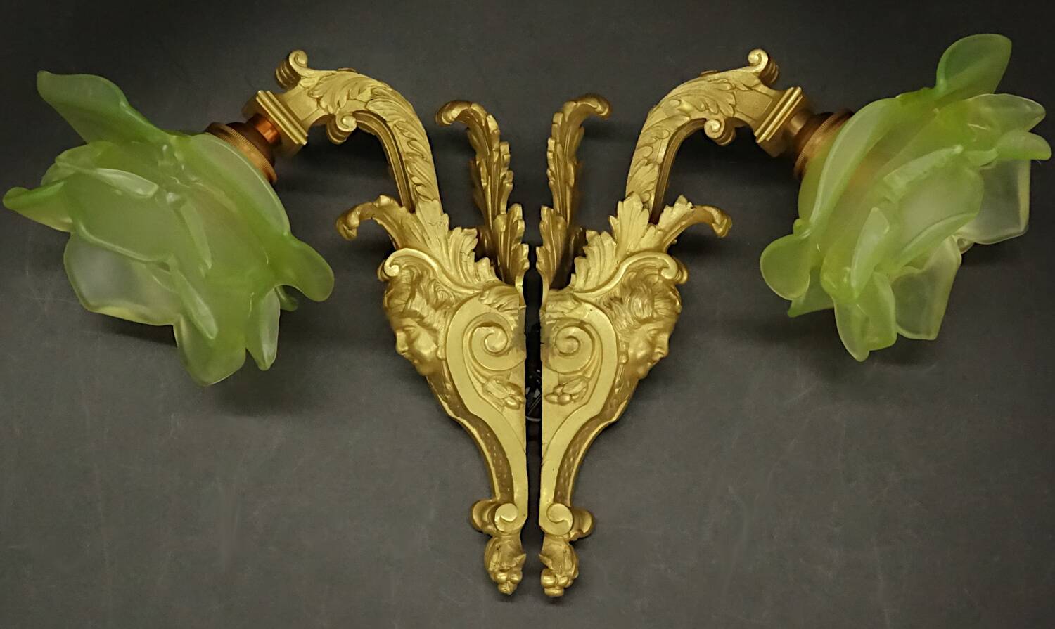 Pair of 19th century Louis XV style wall lights - bronze & green tulips