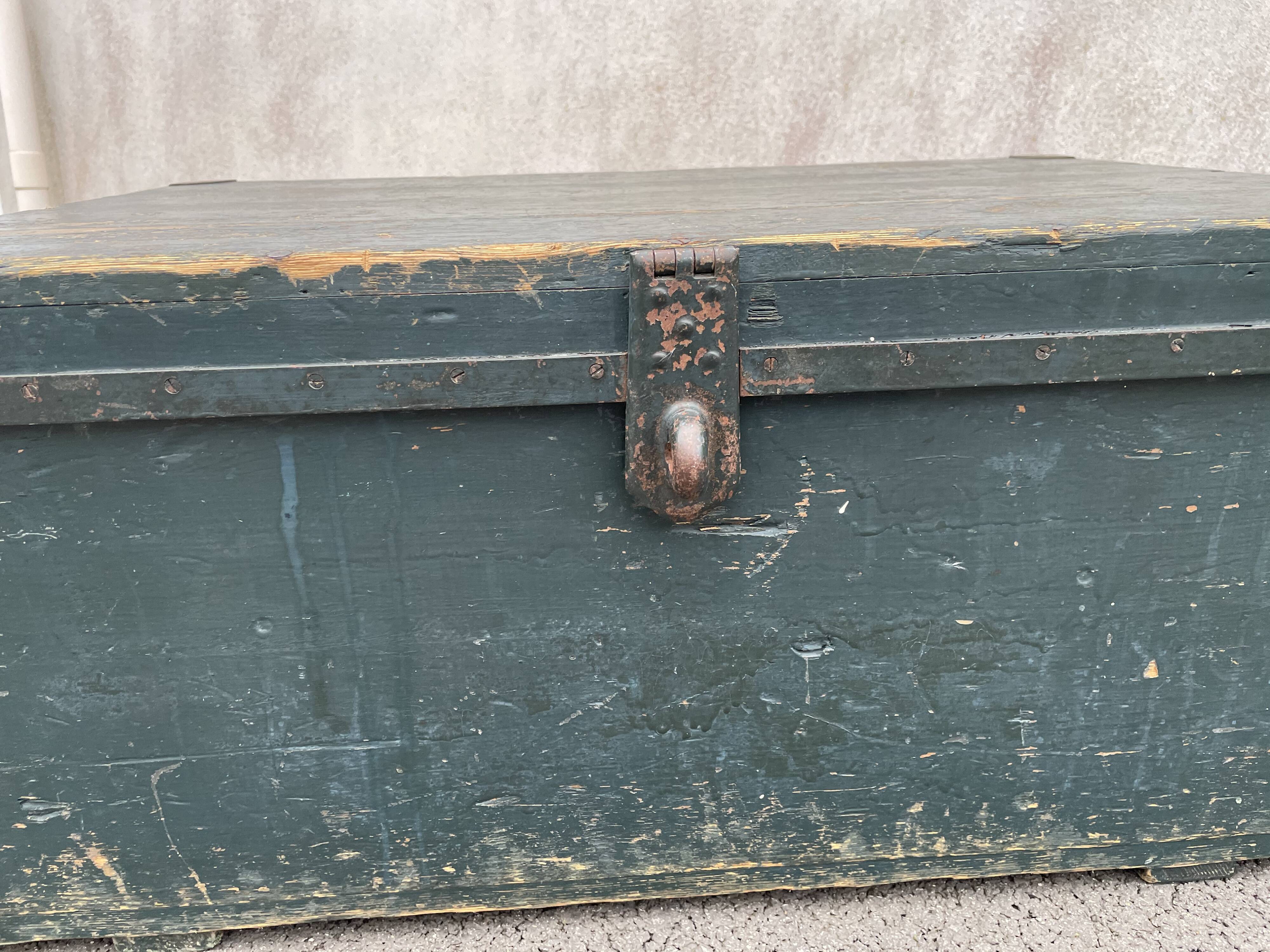 Painted wooden trunk L83 X H37 X P56