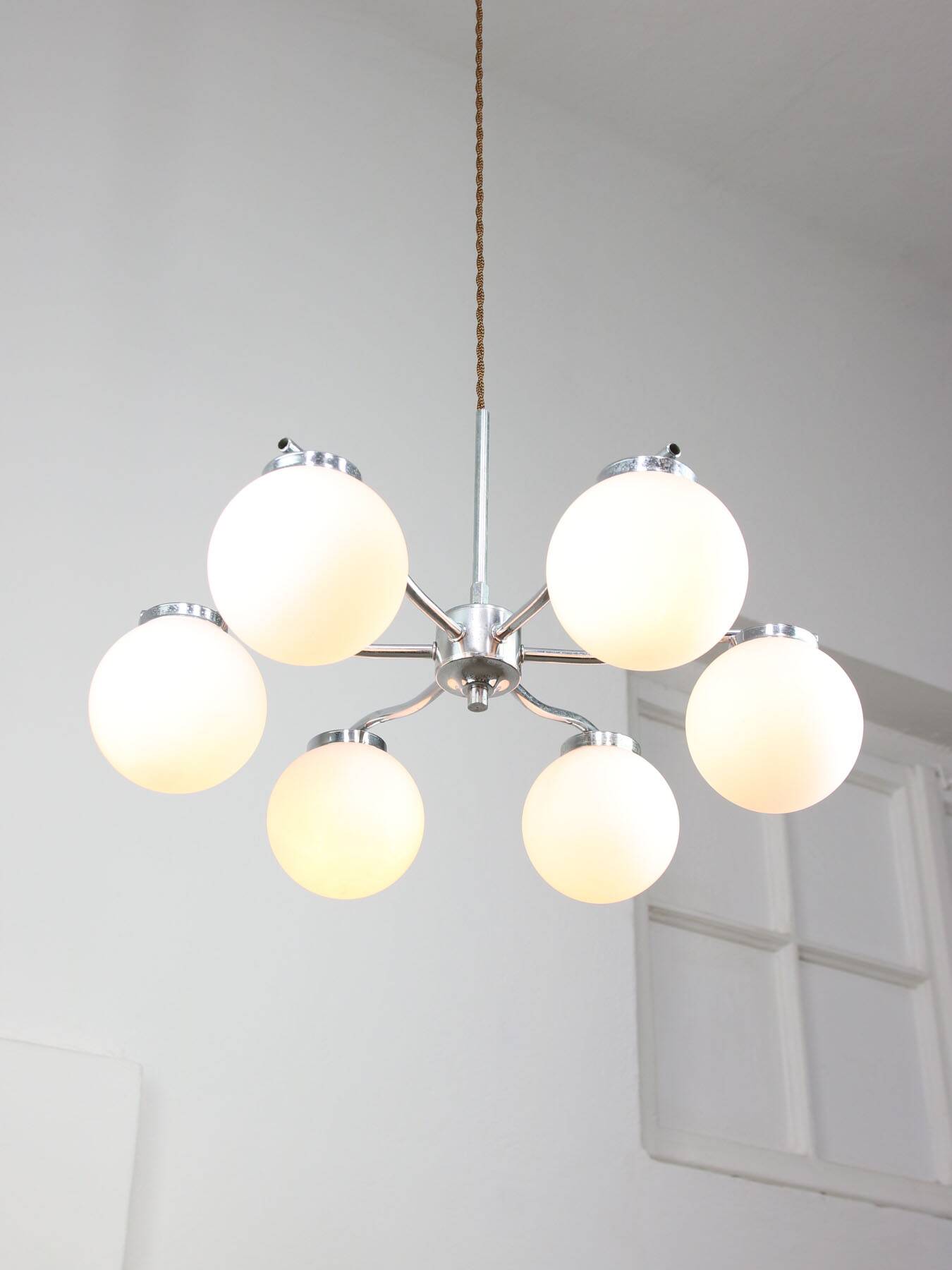 Lustre Vintage en Chrome et Opaline, Italie, années 1970