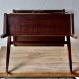 Ancienne sellette porte-revue style scandinave en bois foncé avec cendrier intégré en laiton