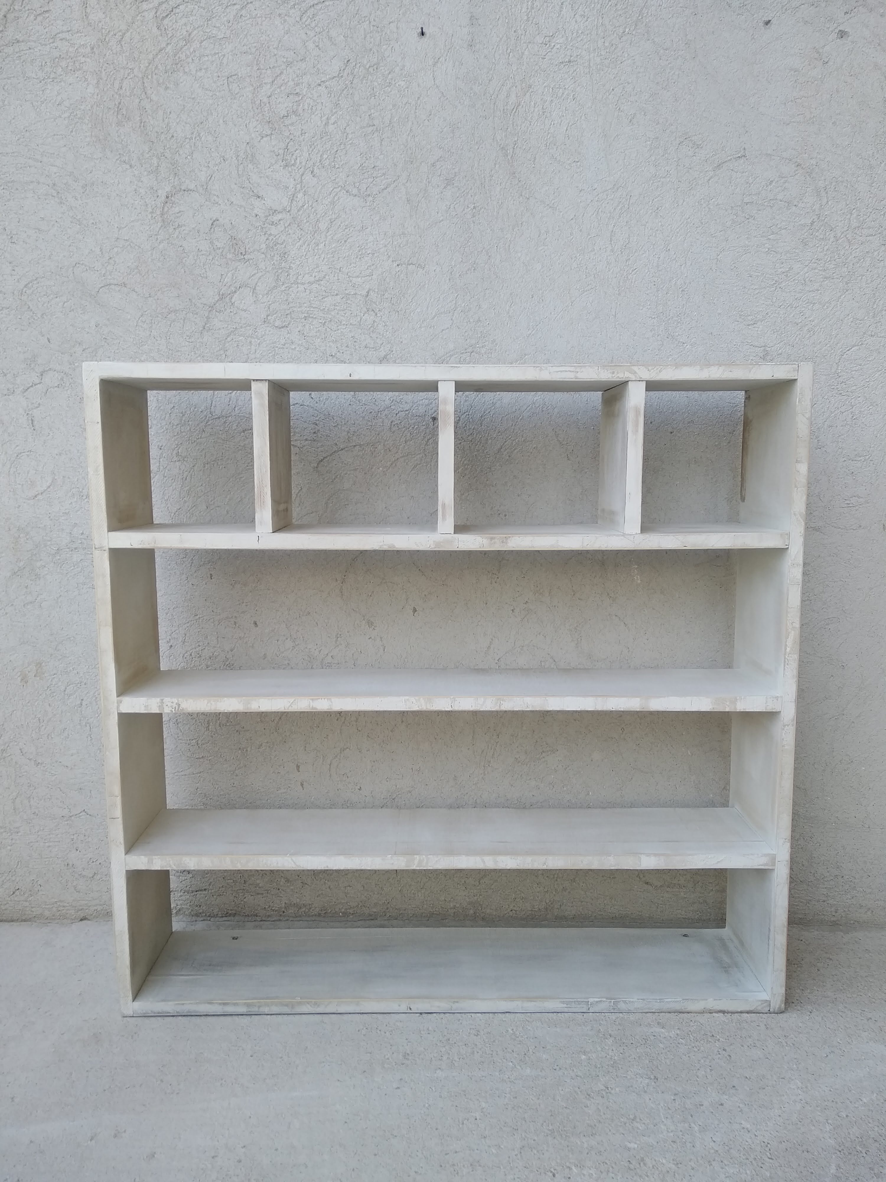 Workshop furniture with patinated lockers