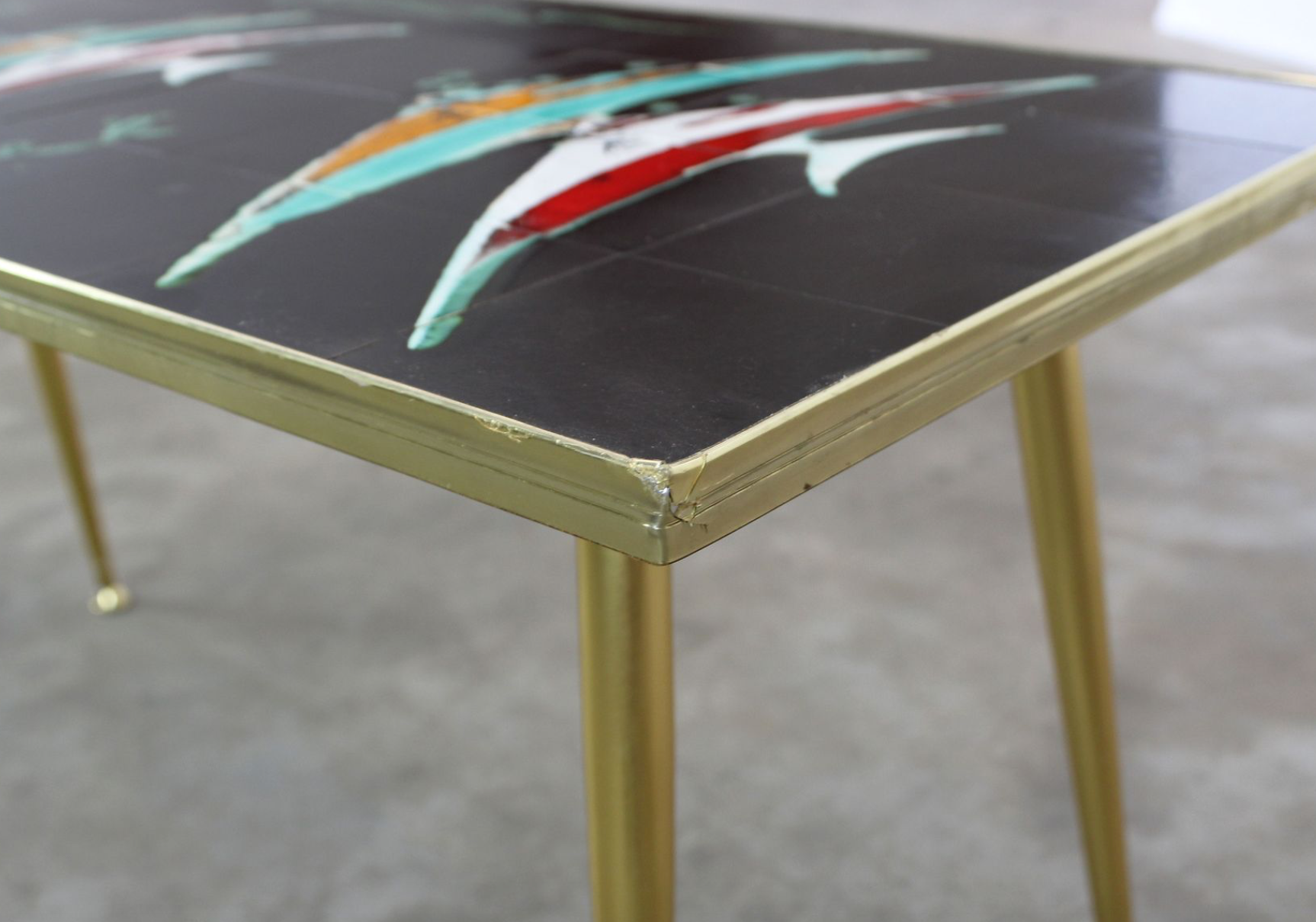 Table basse avec carreaux de céramique par Denisco