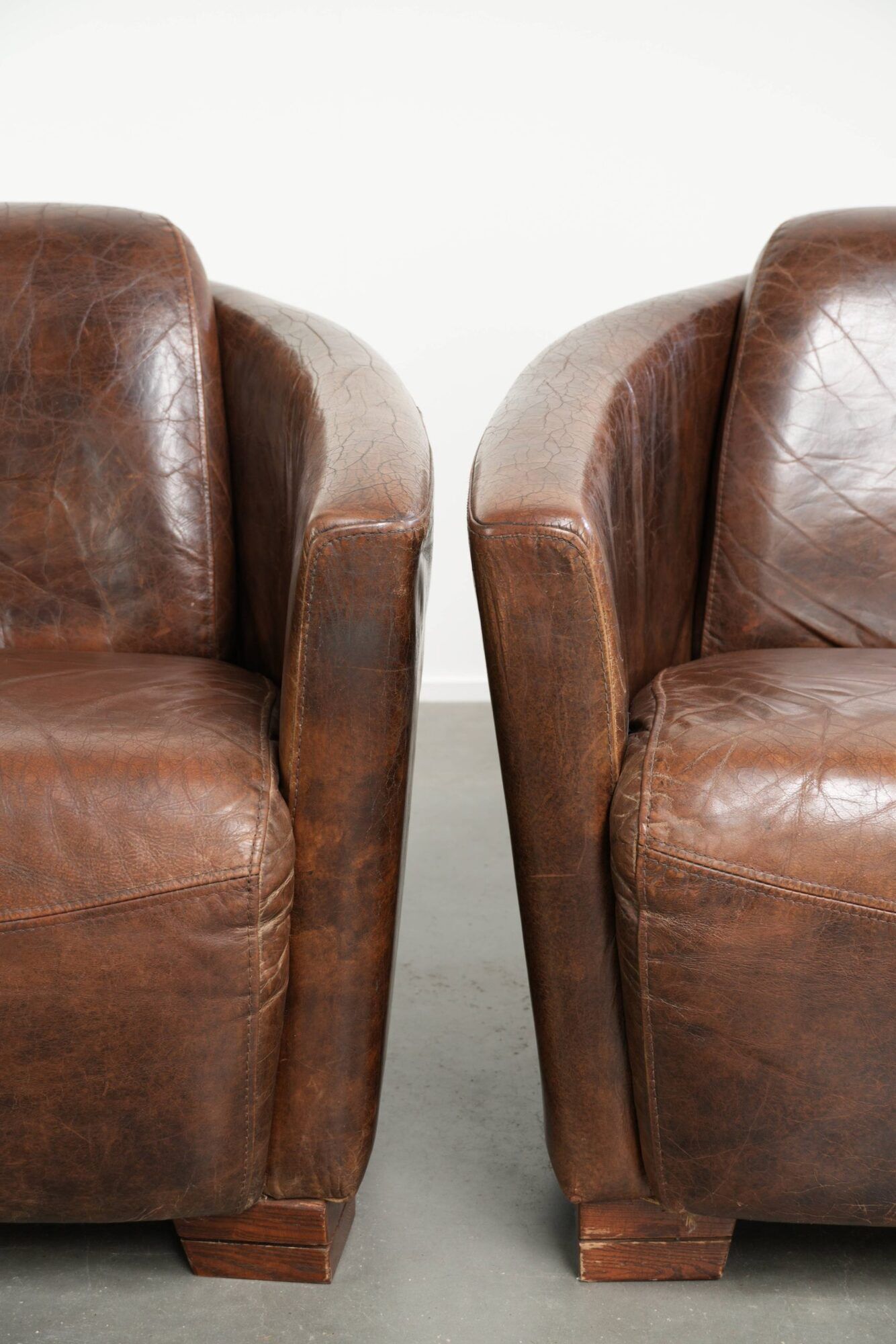 Ensemble de 2 fauteuils Aviateur en cuir de vachette dans une couleur marron chaud.