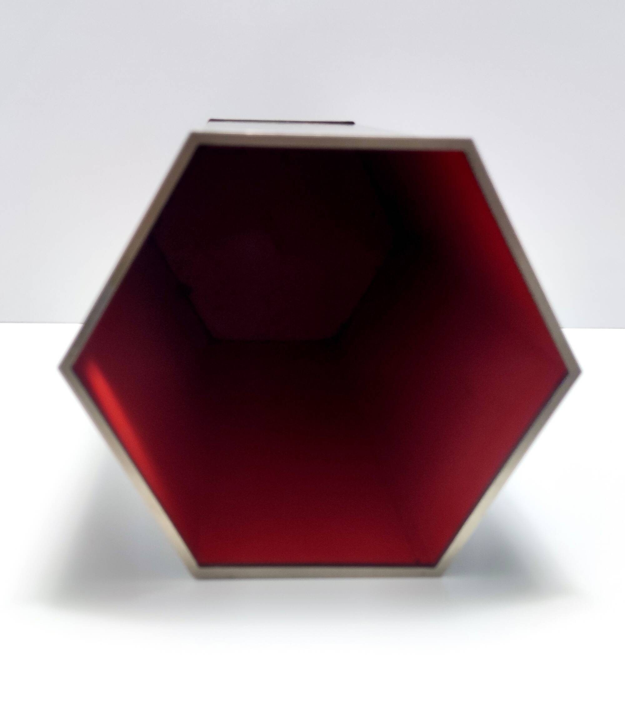 Porte-parapluie hexagonal en métal émaillé noir et acier satiné par Velca