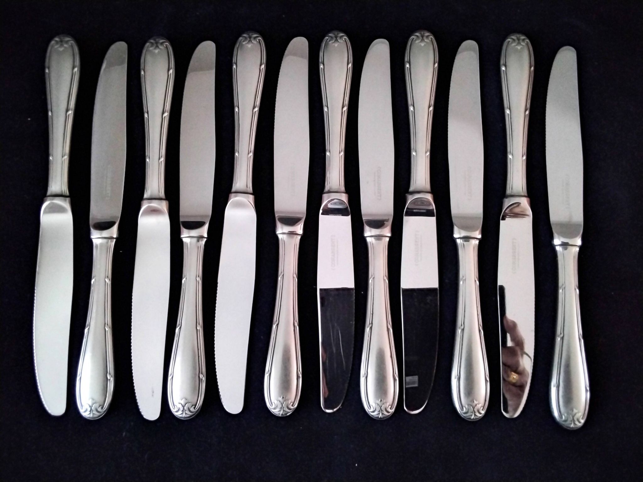Set of 12 monobloc table knives in Comargent steel.