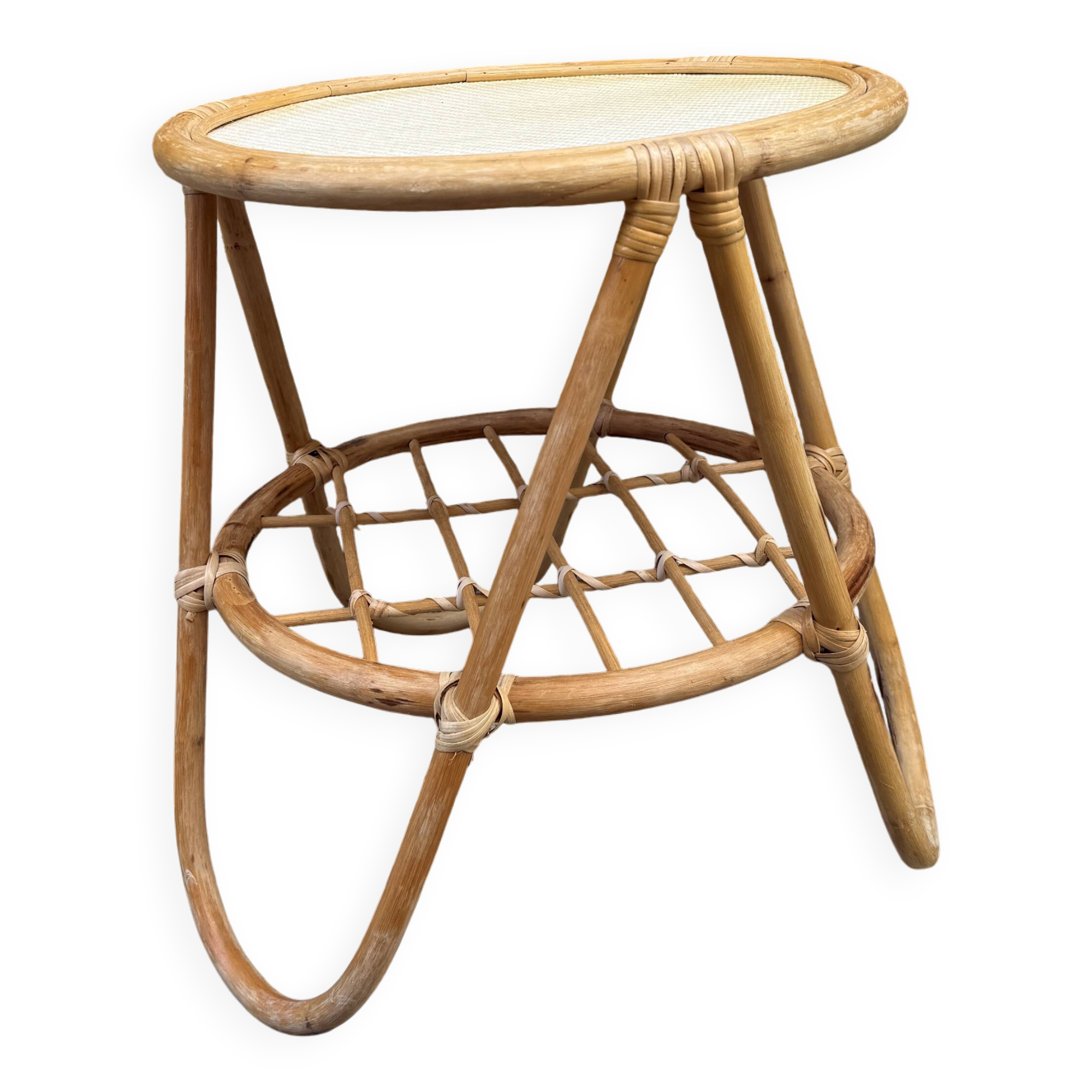 Vintage round rattan side table in very good condition.