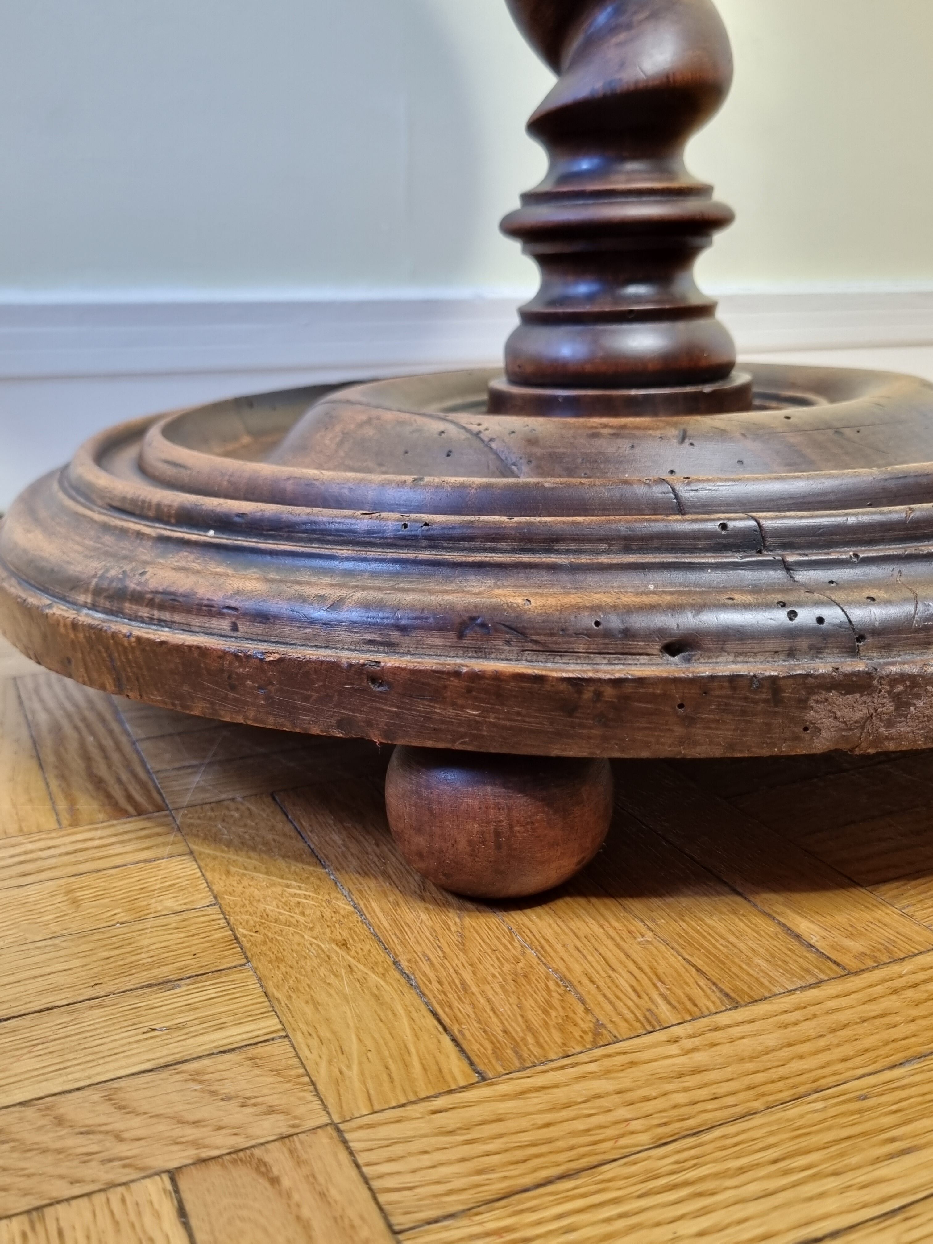 Table d'appoint en bois tourné, 52 cm