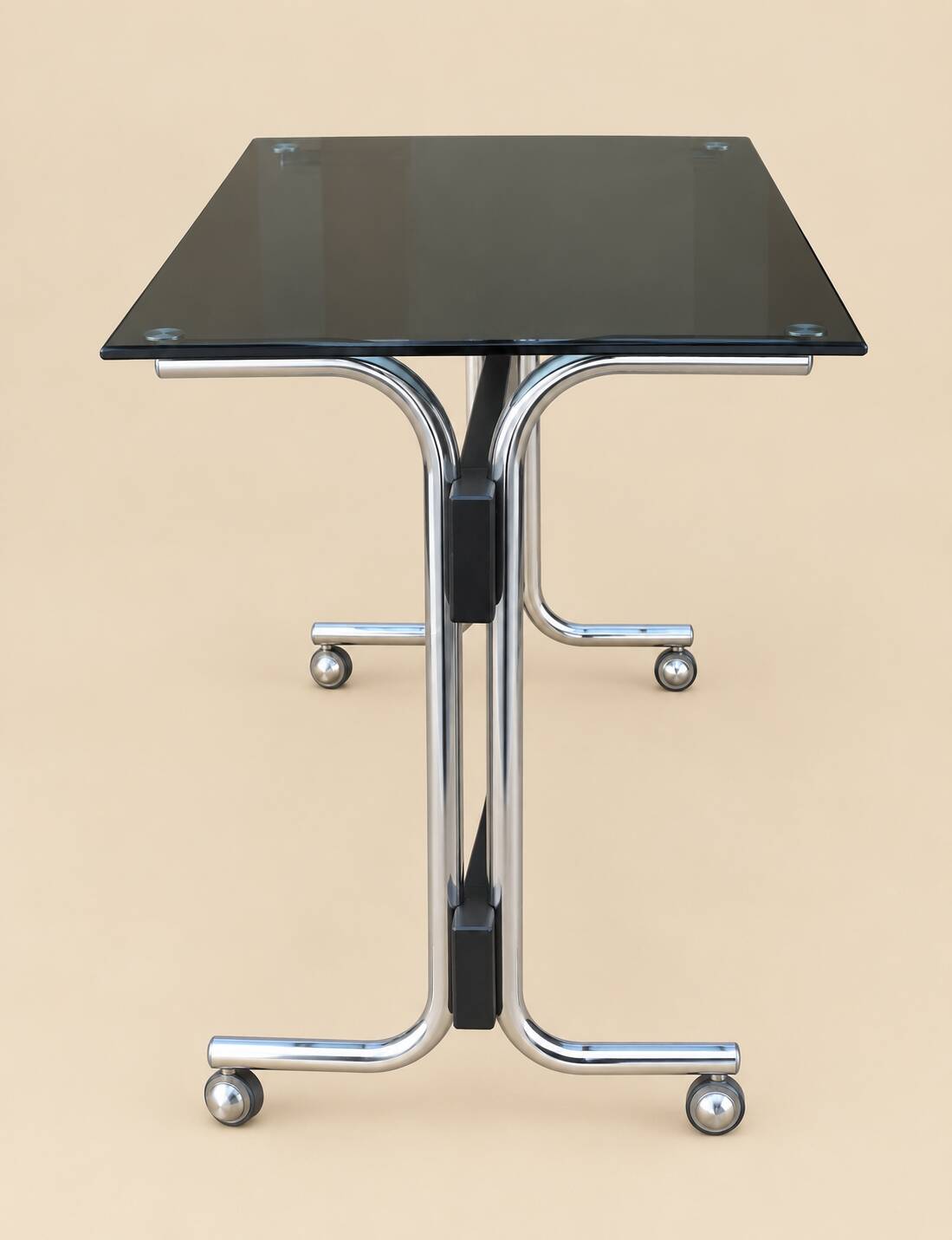 Petite table sur roulettes années 70