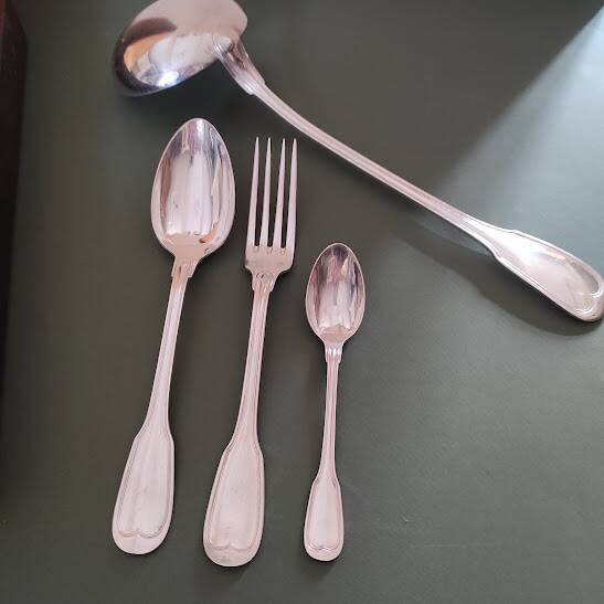 Ménagère de 37 couverts modèle filet, Argenterie