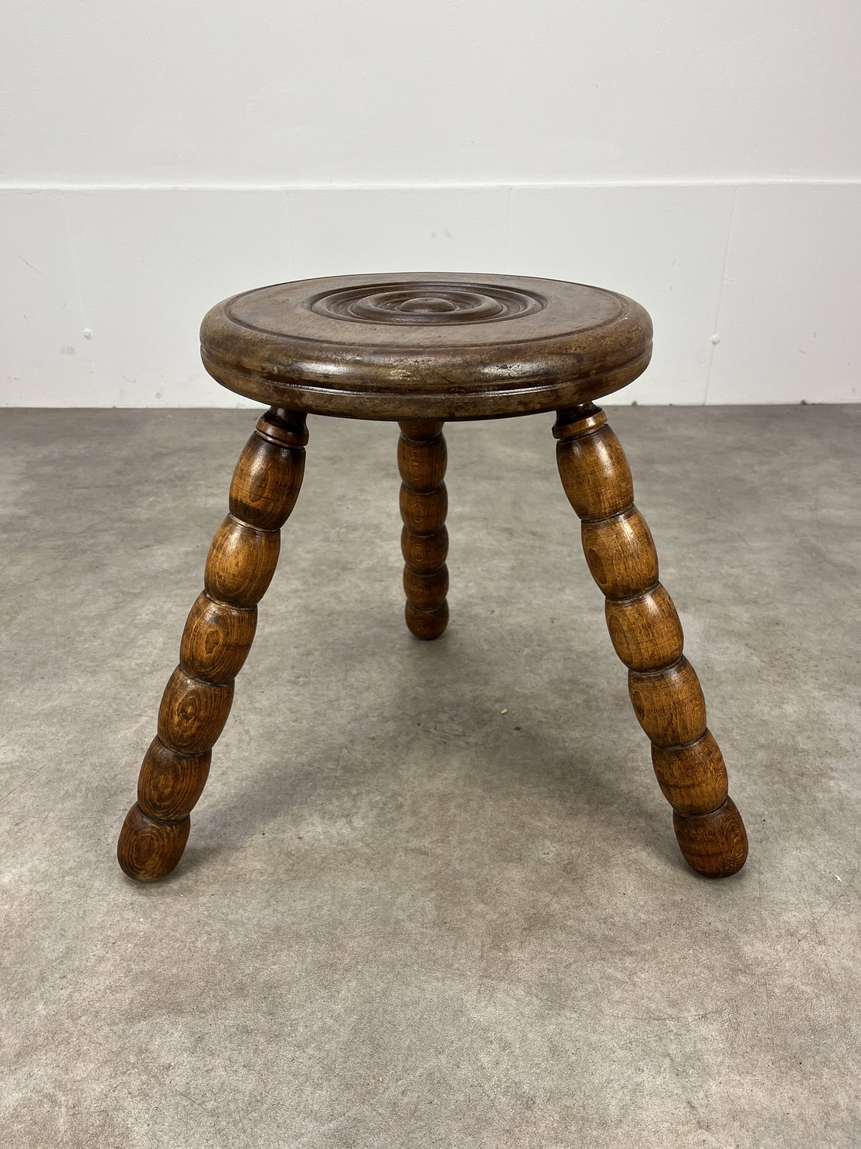 Tabouret tripode brutaliste dans le goût de Dudouyt