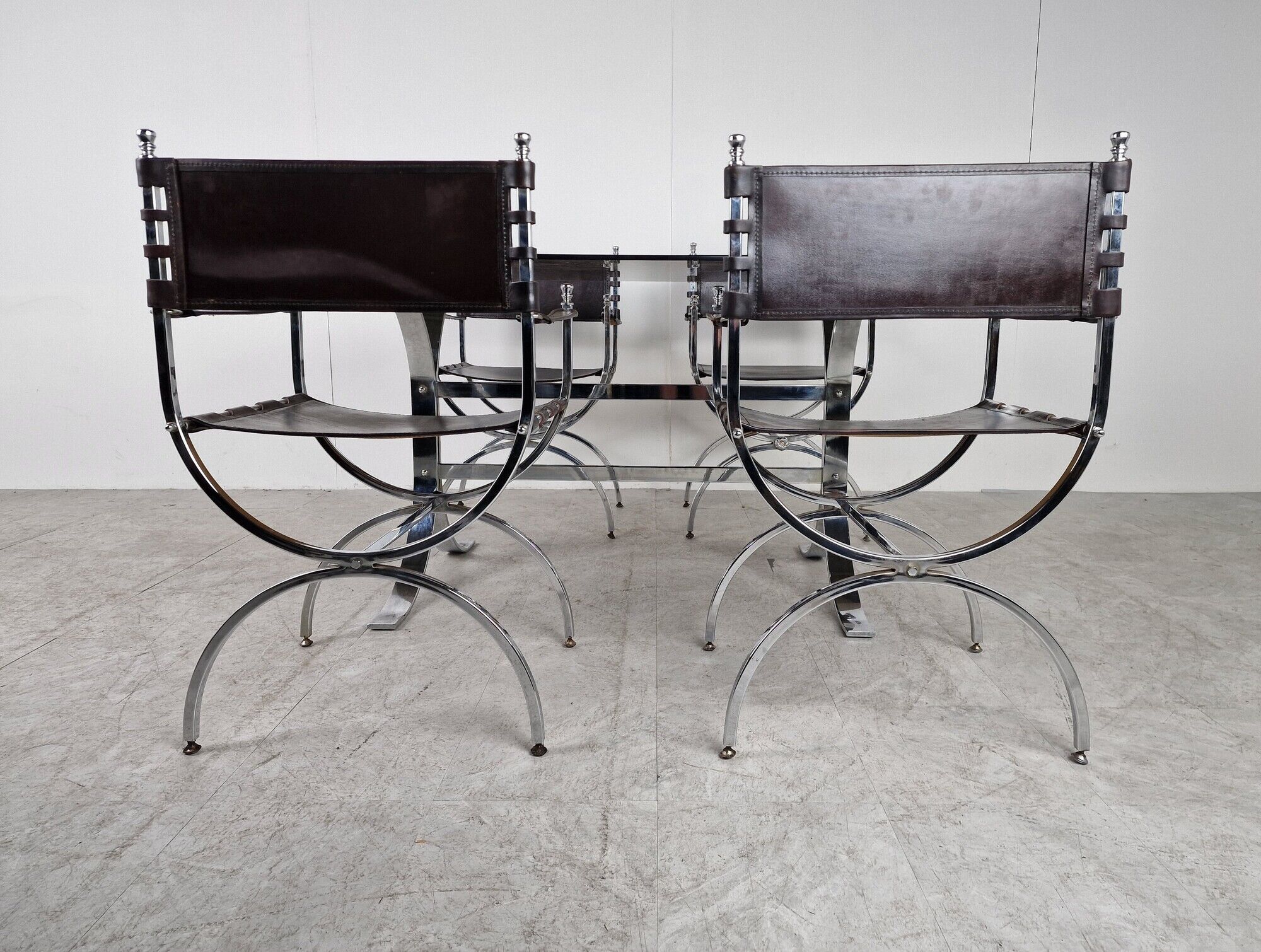 Chaises et table, années 1960