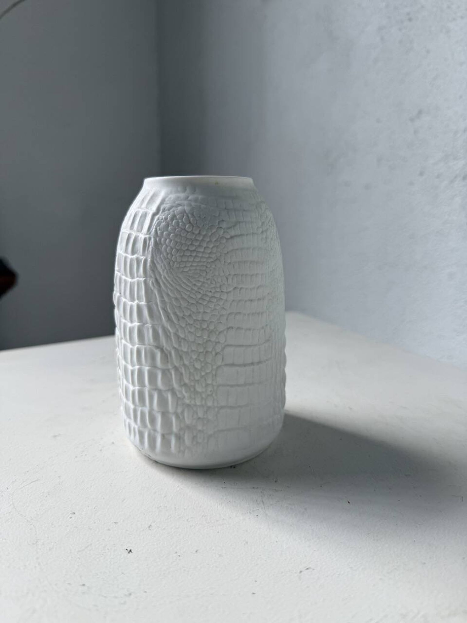 Vase en porcelaine Kaiser, finition « peau de crocodile »