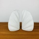 Paire de vases corail en céramique blanche, serre-livres