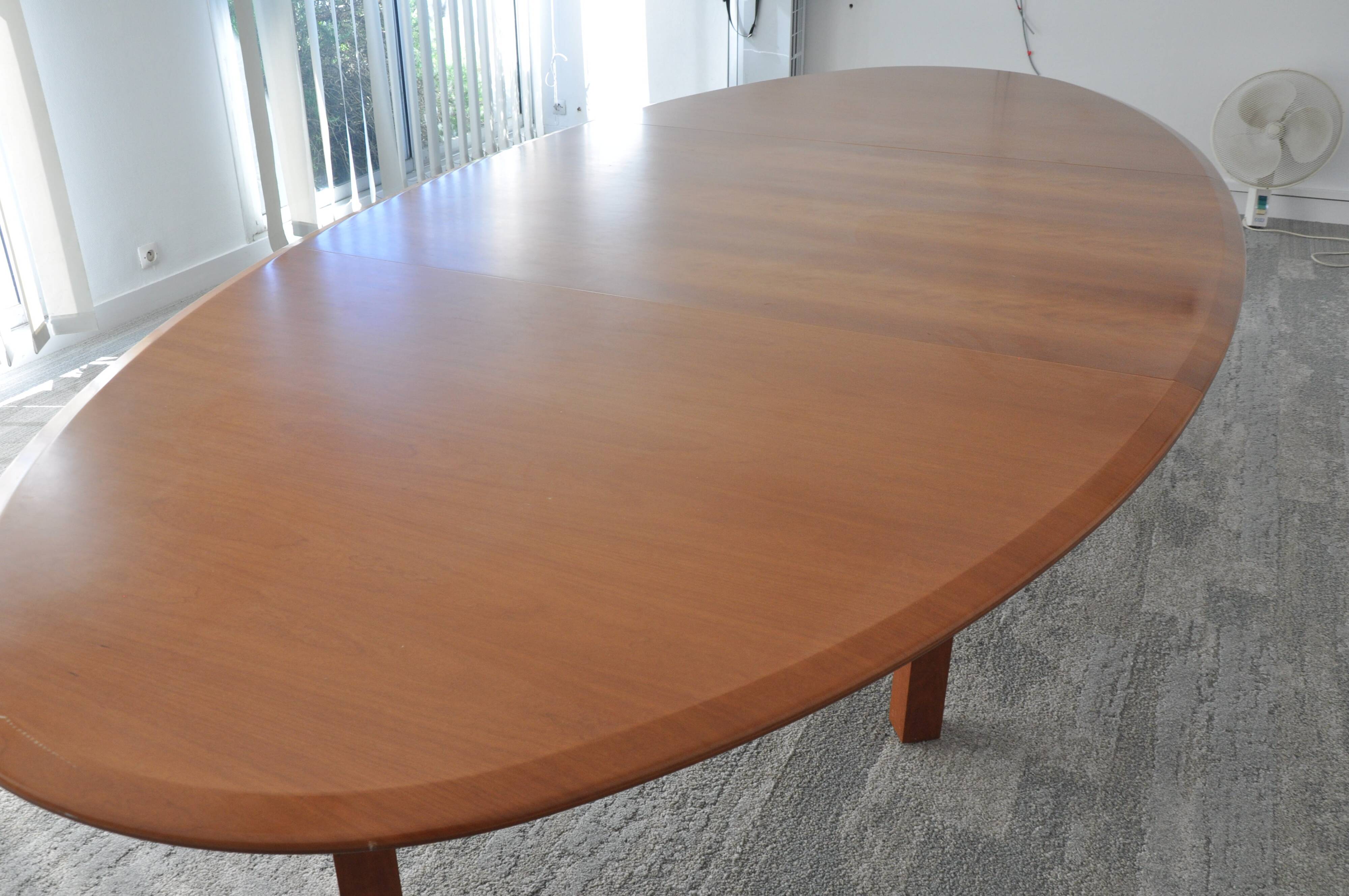 Grande table de conférence