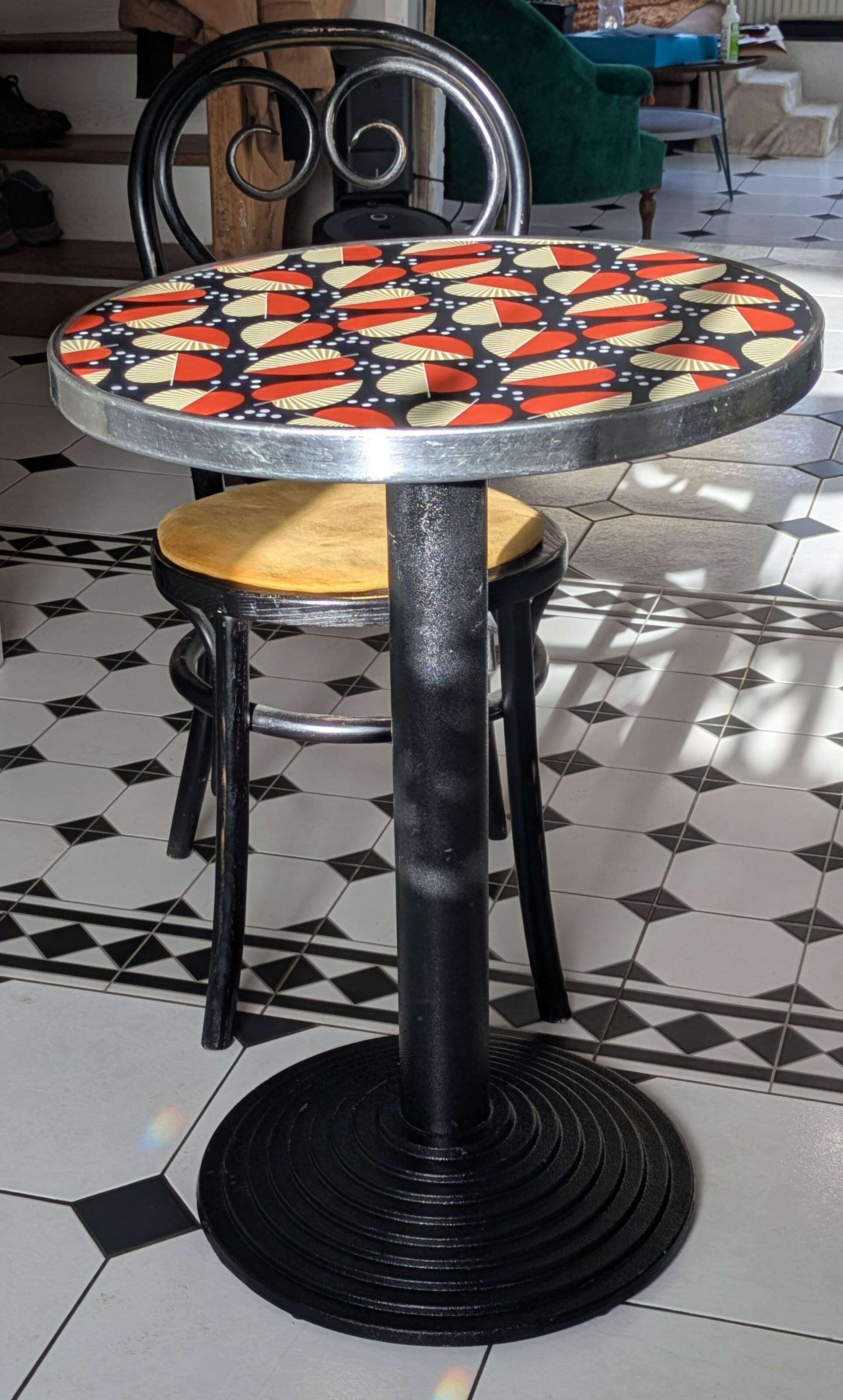 Table bistrot originale et colorée