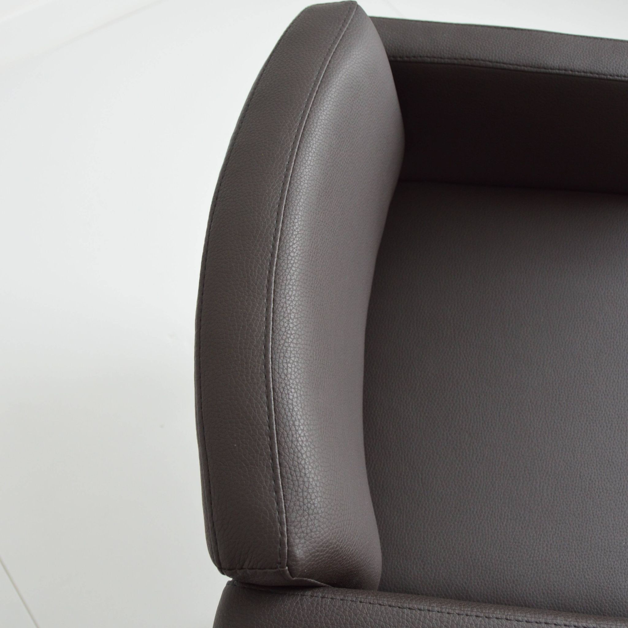 “Conseil” armchair by Pierre Guariche for Meurop 1960s (1 / 2)