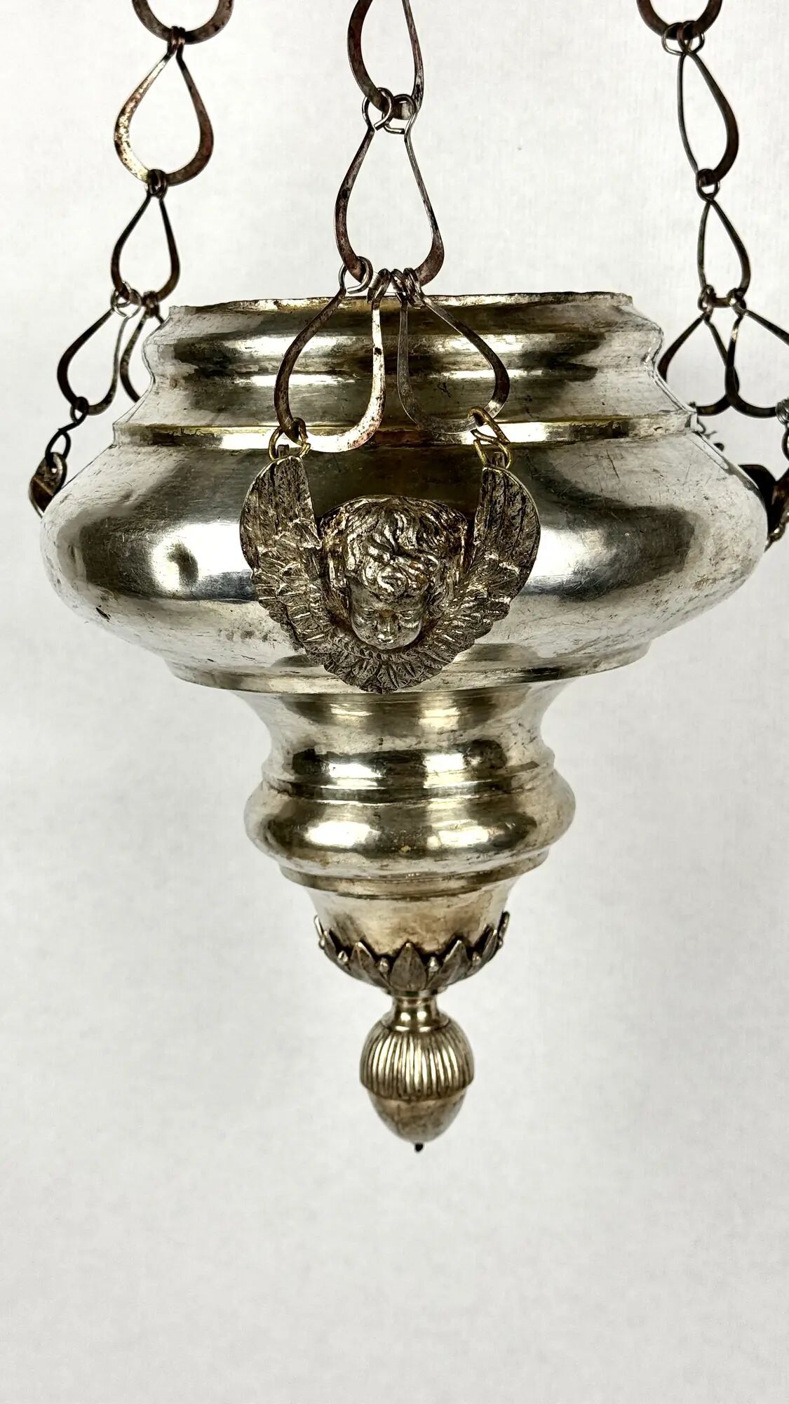 19th-century sanctuary chandelier in silver-plated brass, decorated with angels, 78 cm.