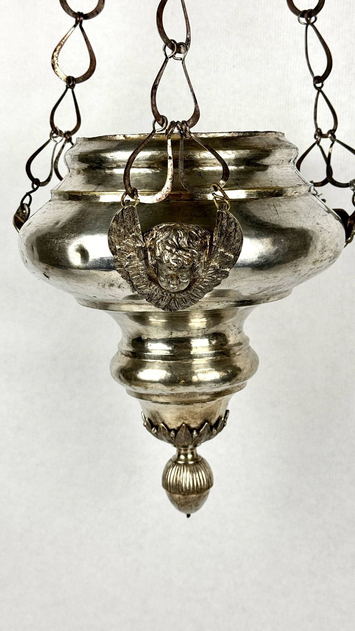 19th-century sanctuary chandelier in silver-plated brass, decorated with angels, 78 cm.