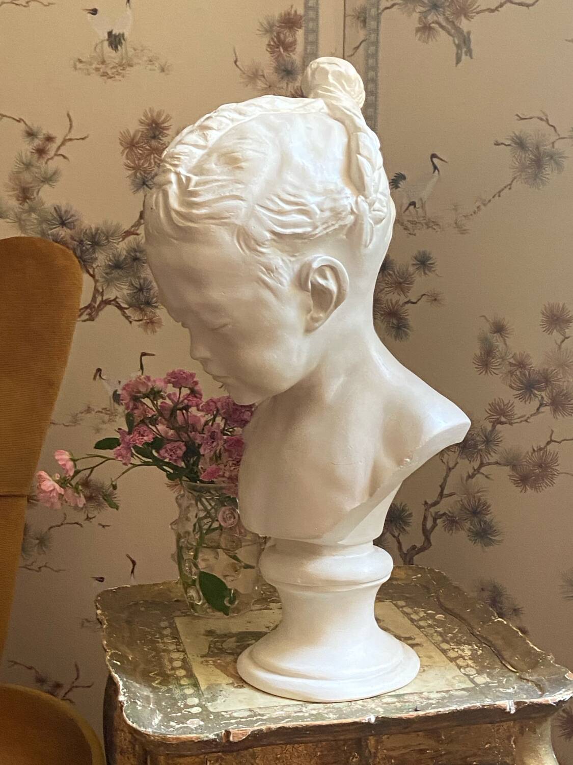 Sculpture en plâtre, buste d’enfant la boudeuse