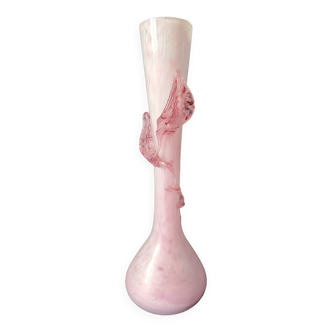 Grand vase rose bonbon verre filé soufflé /décor de feuilles