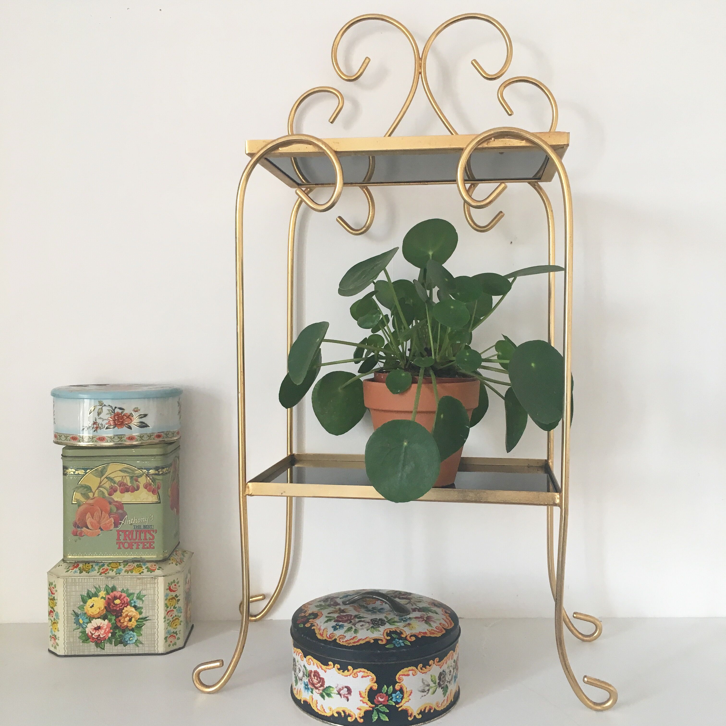 Shelf on feet in gold metal and black shelves