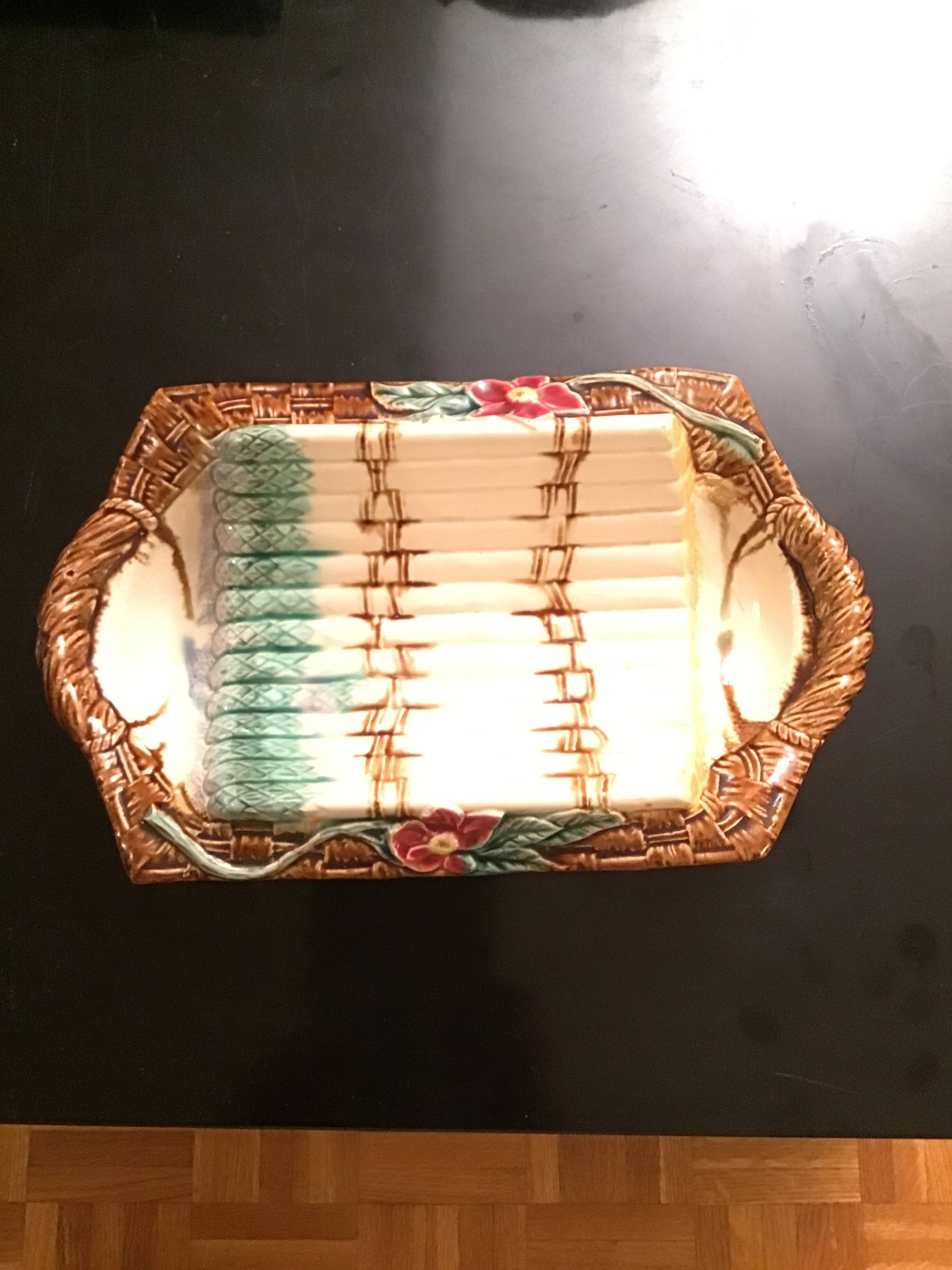 Asparagus dish with earthenware