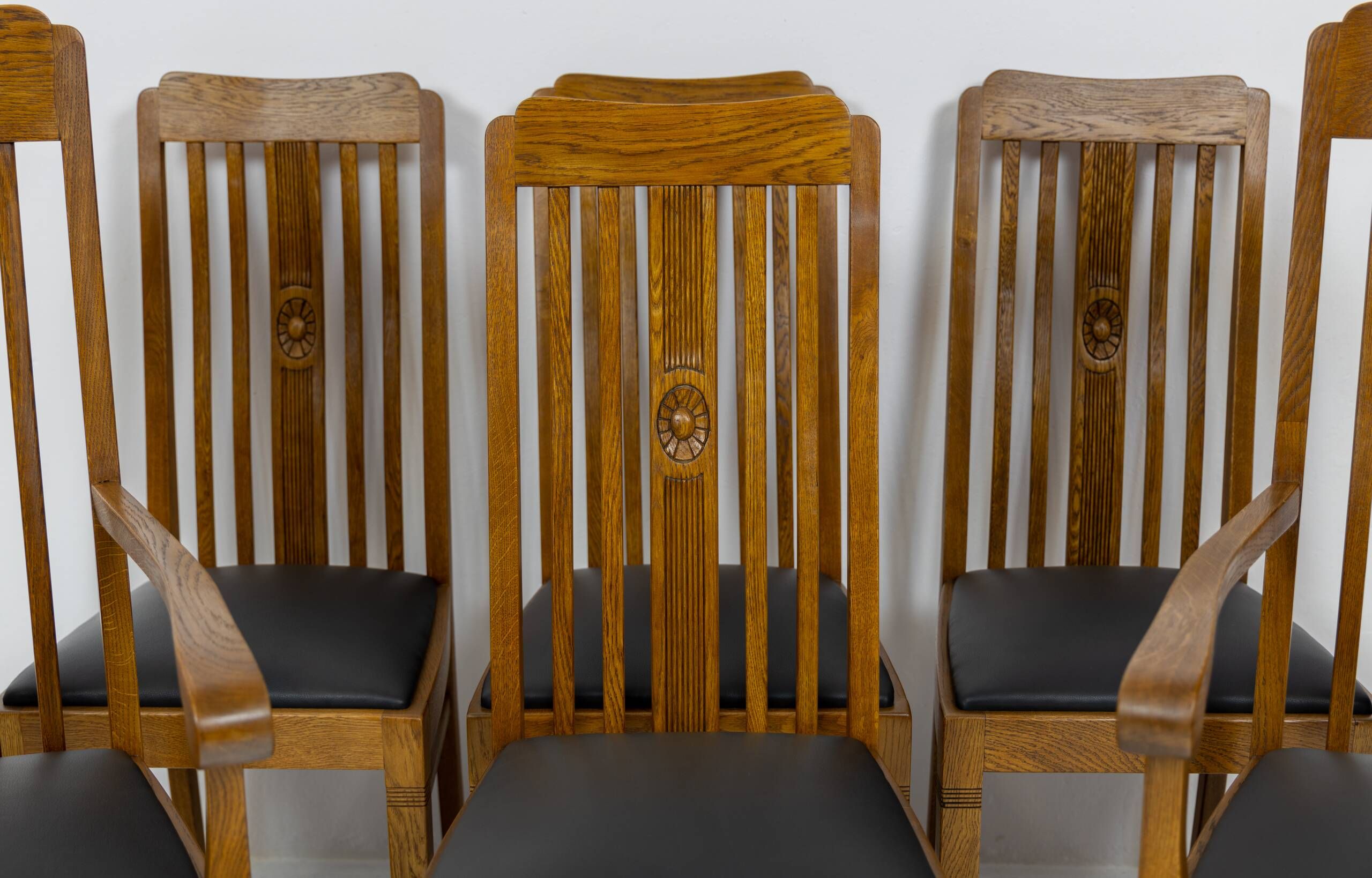 Set of 6 Art Nouveau chairs and armchairs in oak and leather.