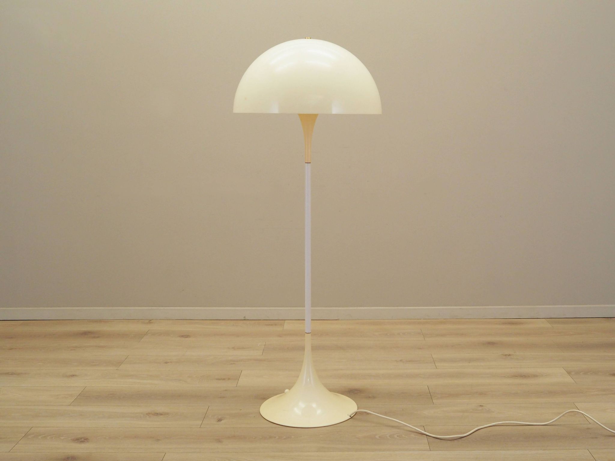 Floor lamp Panthella, Danish design, 1970s, manufacturer: Louis Poulsen, de