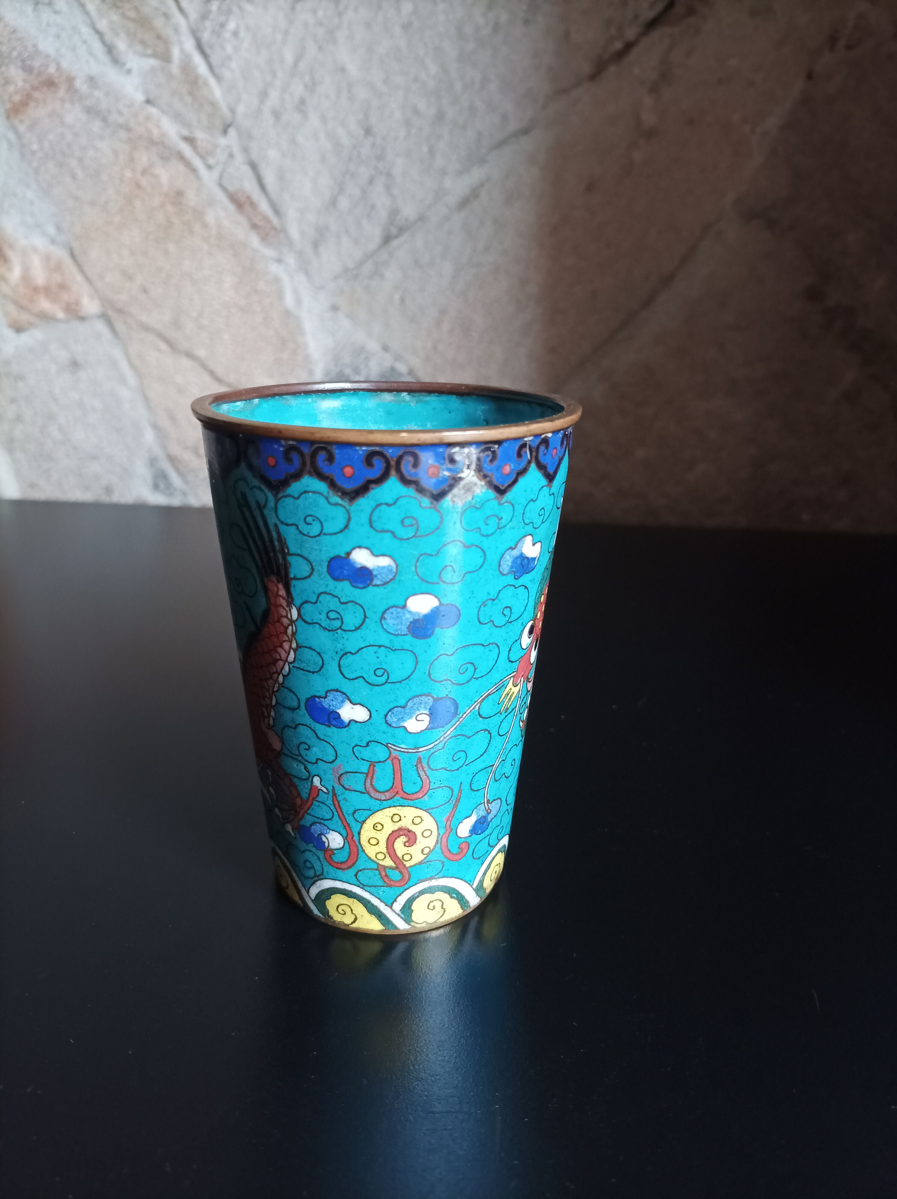 Bronze glass in partitioned enamels