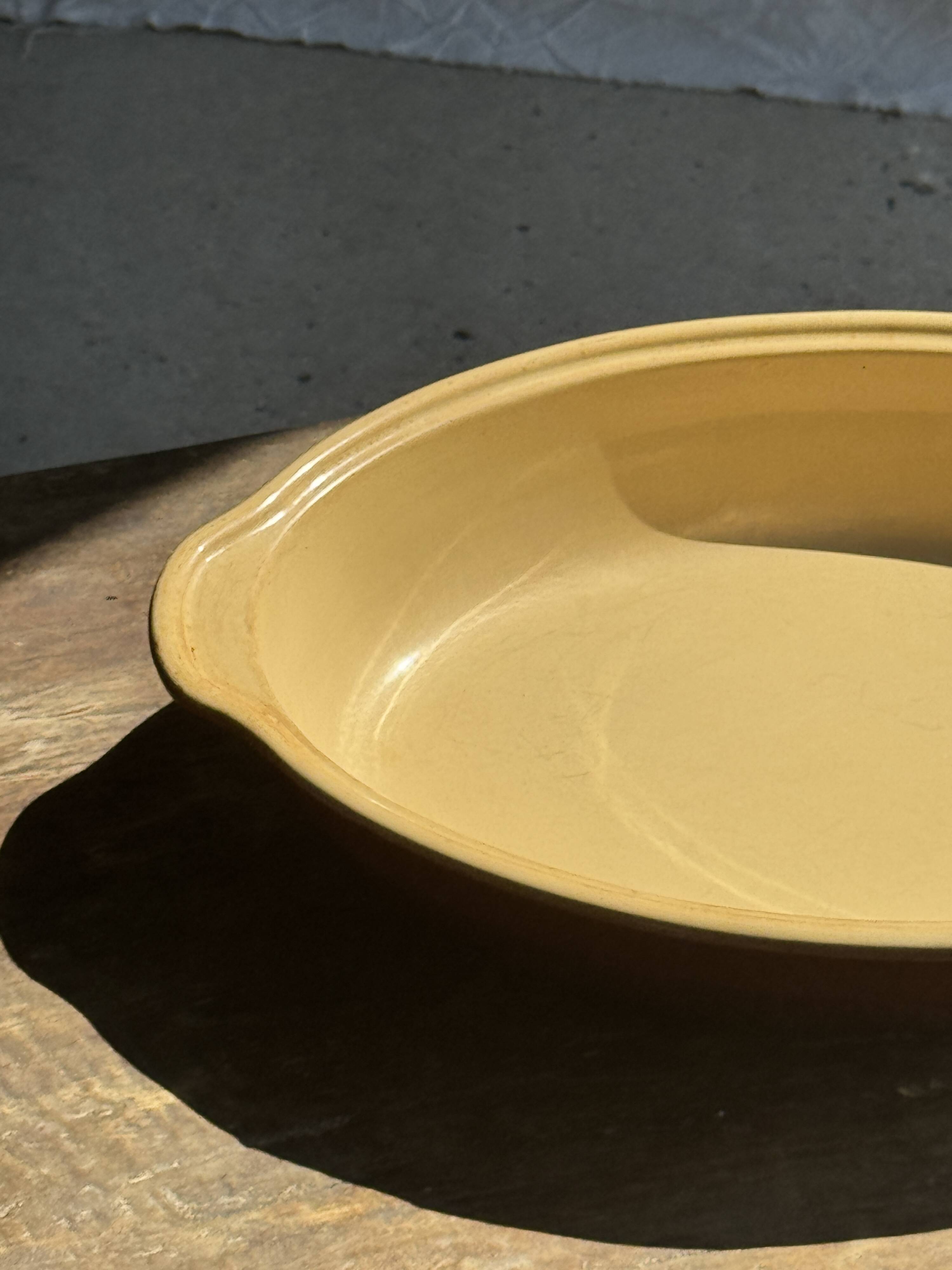 Huge oval oven dish with handle