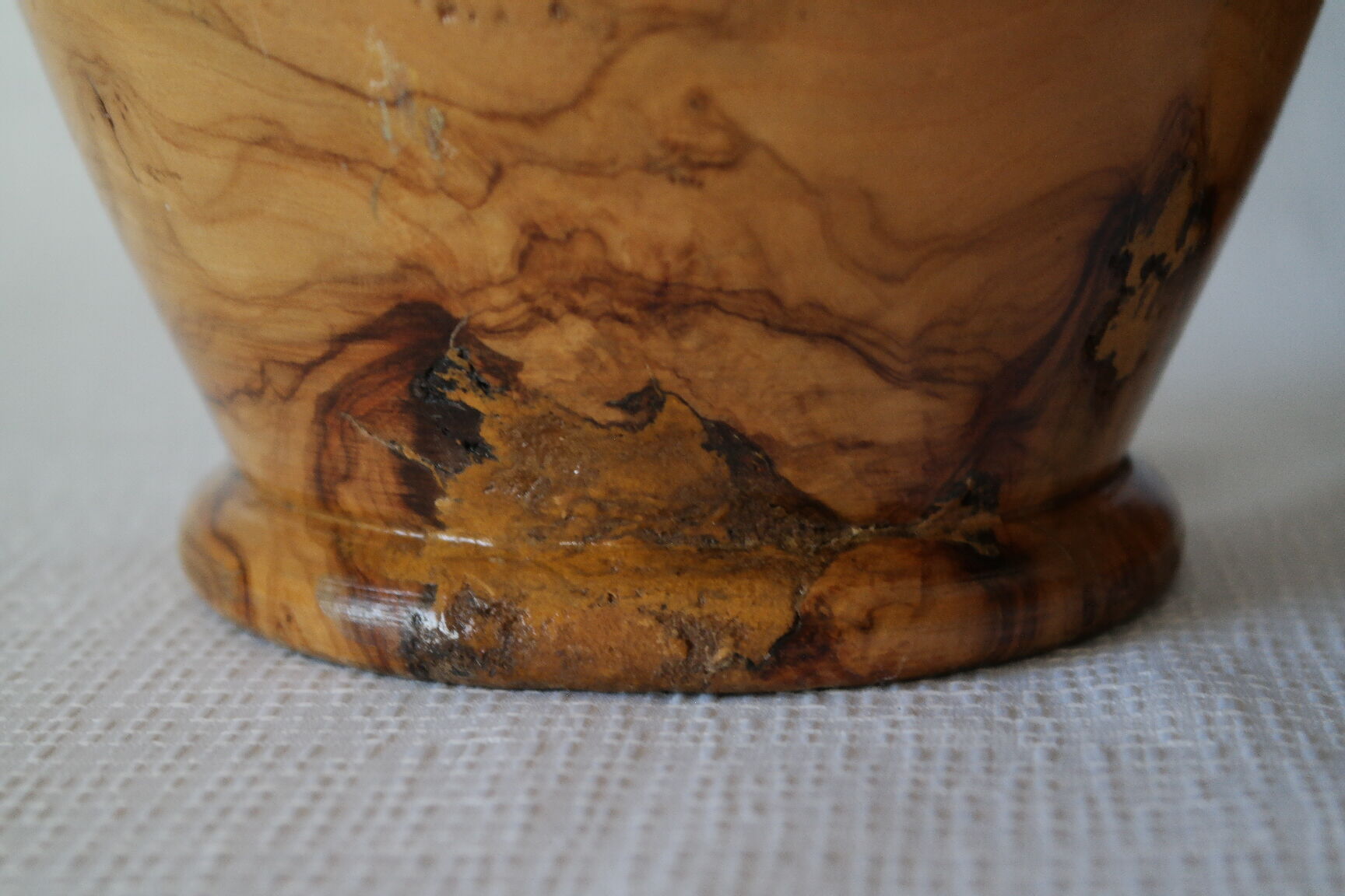 Vase artisanal en bois tourné d'olivier vernis