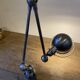 Lampe de bureau Jieldé jielde 2 bras de 40cm avec base étau graphite indus