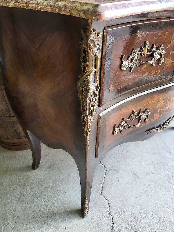 Commode sauteuse en bois de rose plateau en marbre rose