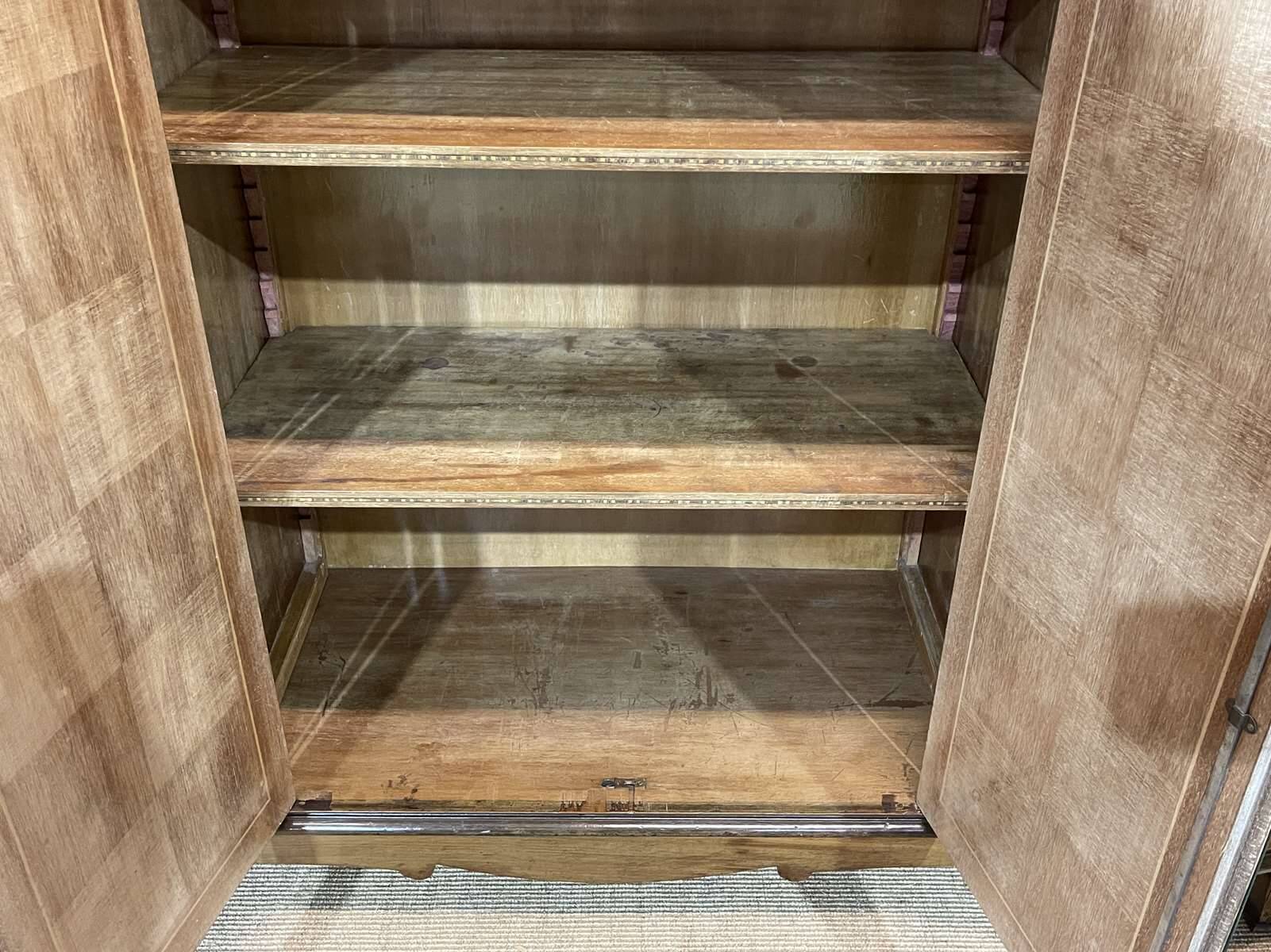 Armoire de chambre Art déco en loupe de noyer, travail des années 1940